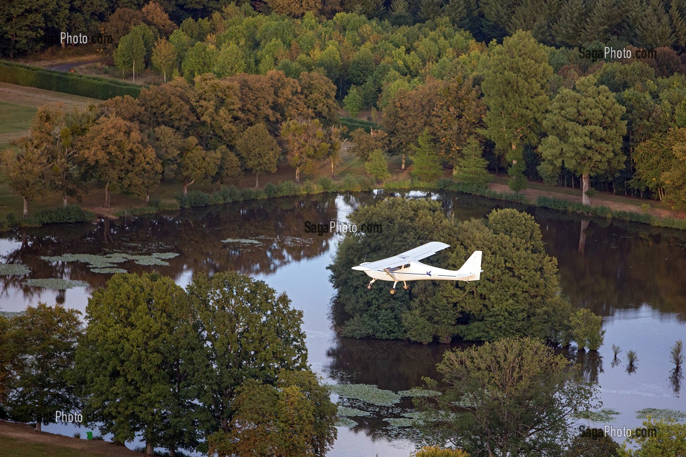 VOL EN ULM AU DESSUS DU PARC DU CHATEAU DE LA FERTE-VIDAME, BASSIN, PERCHE, EURE-ET-LOIR (28), FRANCE 