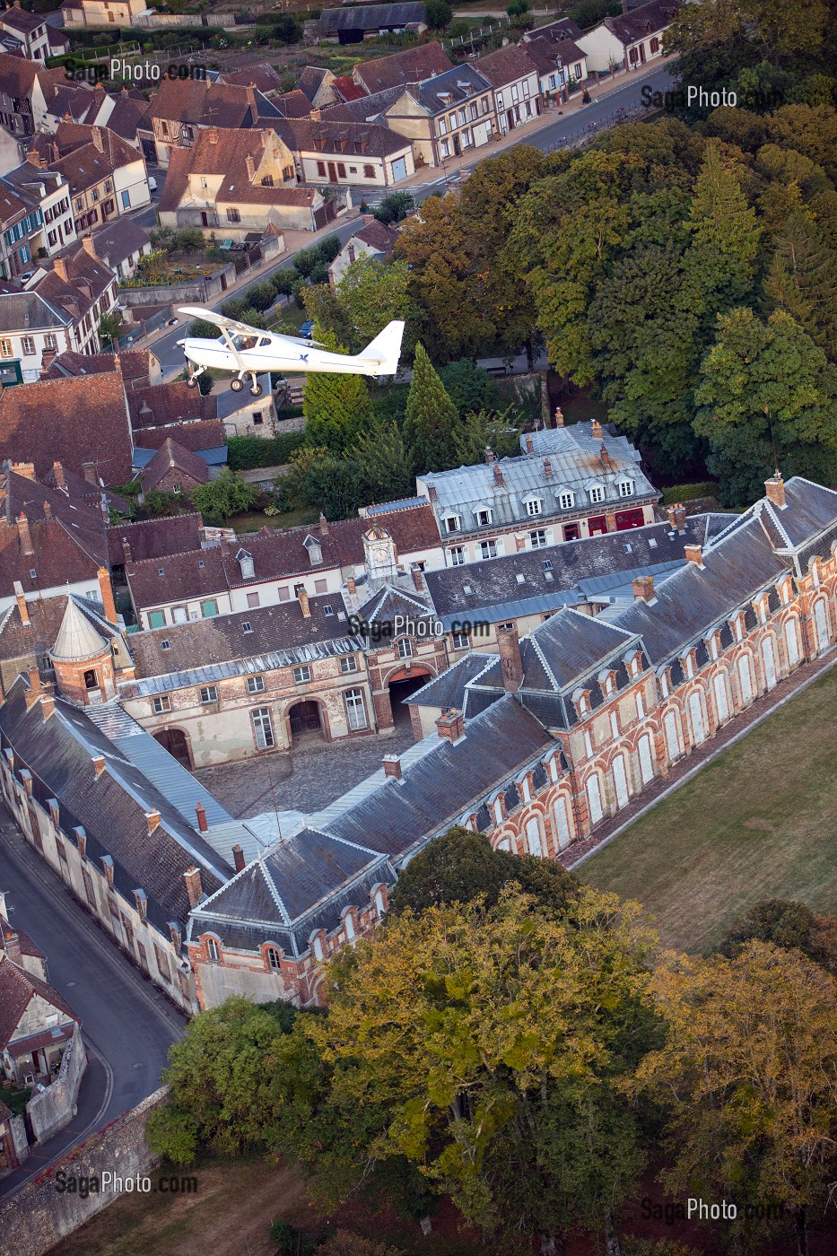 VOL EN ULM AU DESSUS DE LA FERTE-VIDAME, PERCHE, EURE-ET-LOIR (28), FRANCE 