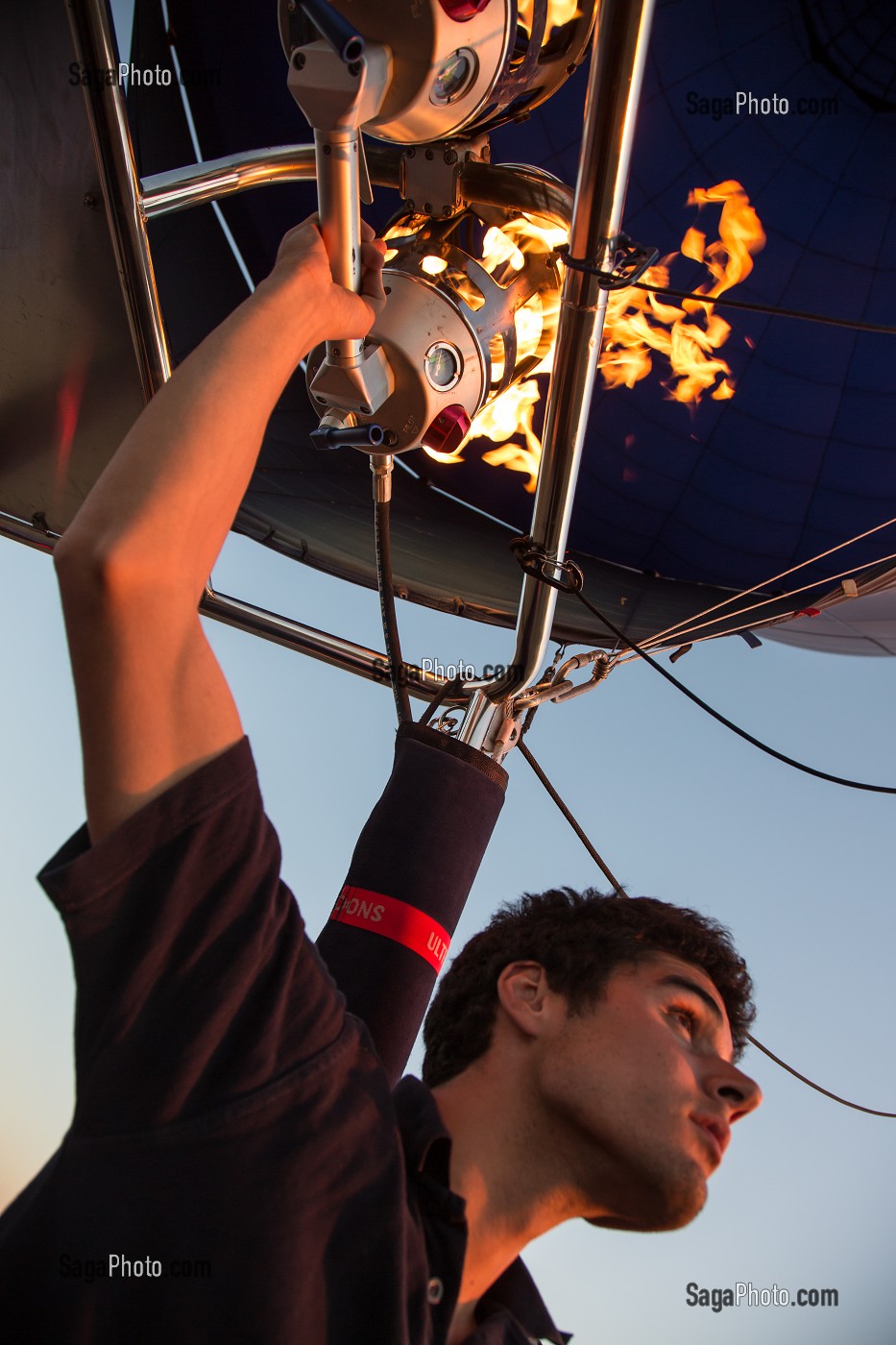 PILOTE EN VOL A L'ALLUMAGE DU GAZ POUR CHAUFFER L'AIR DE LA MONTGOLFIERE, VALLEE DE L’EURE, EURE-ET-LOIR (28), FRANCE 