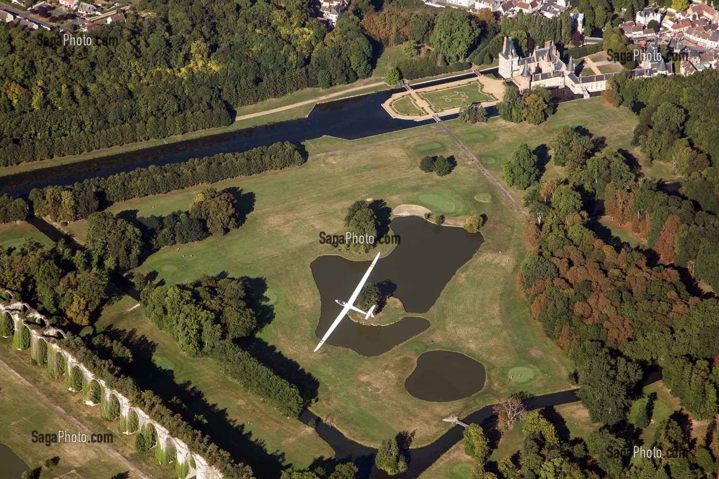 VOL EN PLANEUR AU DESSUS DU CHATEAU DE MAINTENON ET DE SON AQUEDUC, VUE AERIENNE, EURE-ET-LOIR (28), FRANCE 