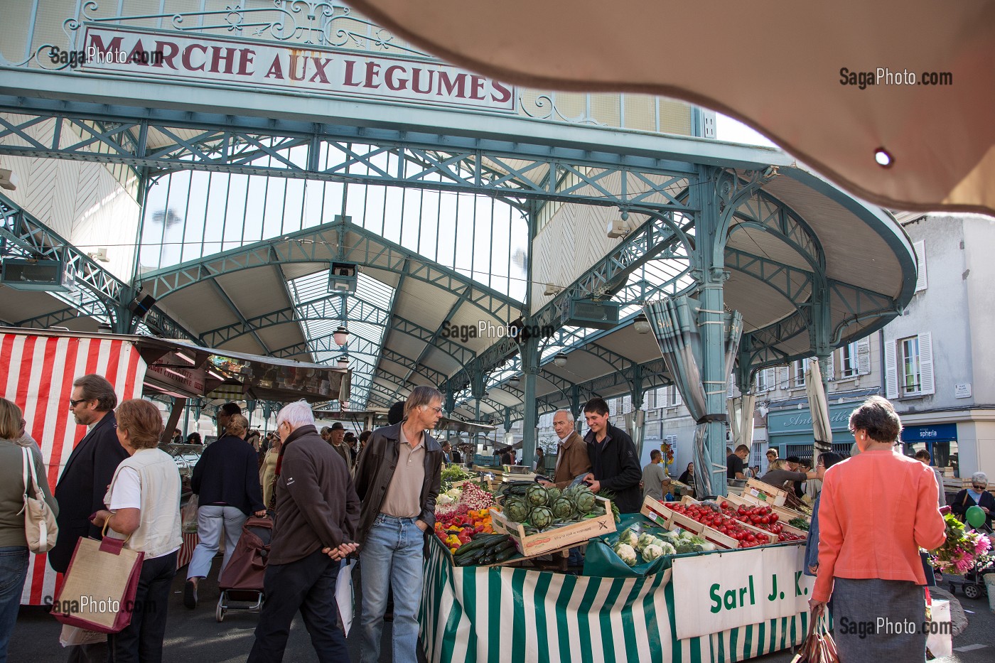 LES HALLES DU MARCHE AUX LEGUMES DE LA PLACE BILLARD, CHARTRES, EURE-ET-LOIR (28), FRANCE 