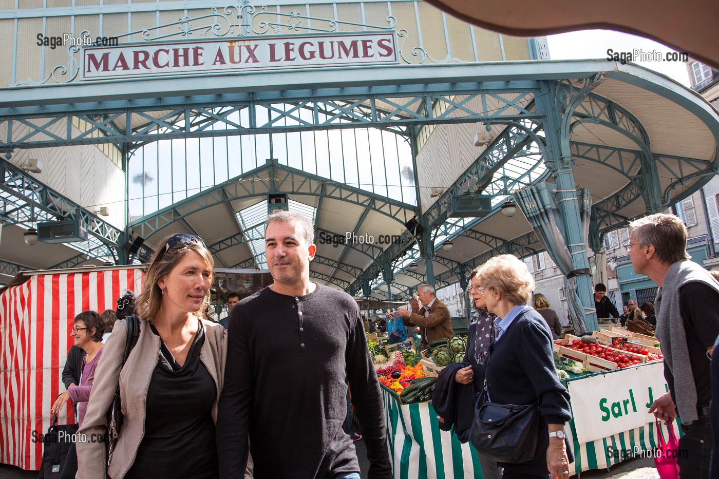 SOPHIE ET CHRISTOPHE DEVANT LES HALLES DU MARCHE AUX LEGUMES, PLACE BILLARD, CHARTRES, EURE-ET-LOIR (28), FRANCE 