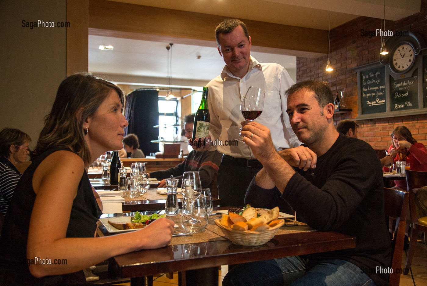 SOPHIE ET CHRISTOPHE AU BISTROT DE LA CATHEDRALE, DEGUSTATION DE VIN, CHARTRES, EURE-ET-LOIR (28), FRANCE 