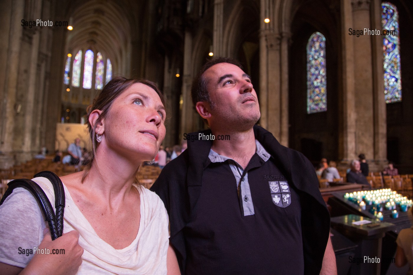 SOPHIE ET CHRISTOPHE A L'INTERIEUR DE LA CATHEDRALE NOTRE-DAME DE CHARTRES, PATRIMOINE MONDIAL DE L'UNESCO, EURE-ET-LOIR (28), FRANCE 