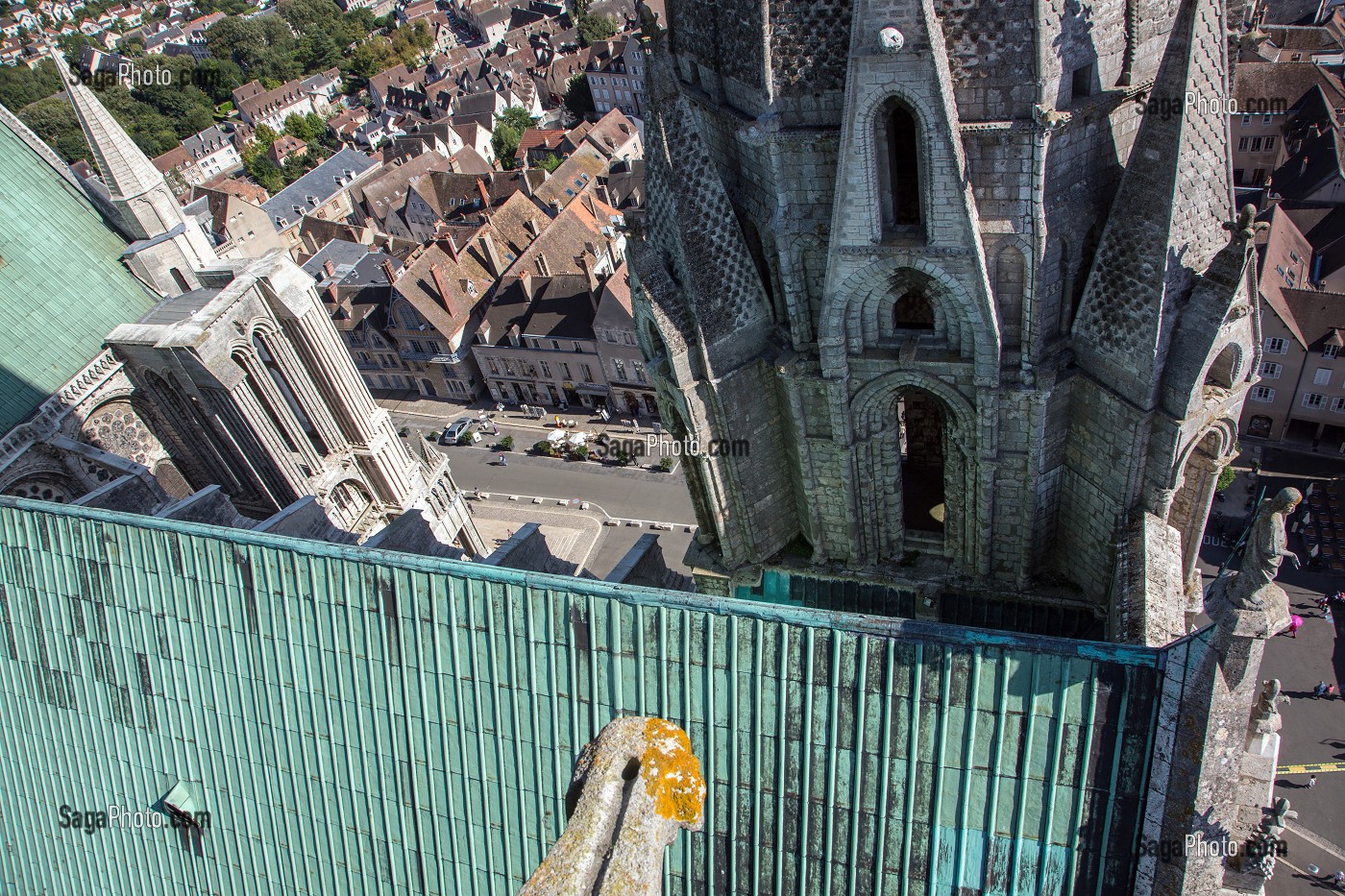 VUE DEPUIS LES TOITS DE LA CATHEDRALE NOTRE-DAME DE CHARTRES, PATRIMOINE MONDIAL DE L'UNESCO, EURE-ET-LOIR (28), FRANCE 