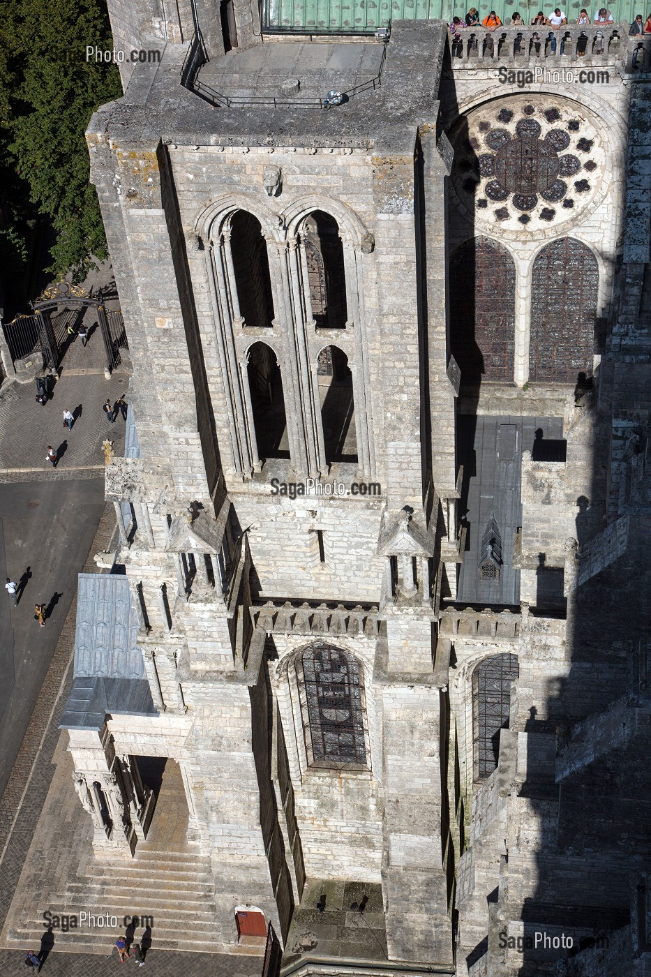 VUE DEPUIS LES TOITS DE LA CATHEDRALE NOTRE-DAME DE CHARTRES, PATRIMOINE MONDIAL DE L'UNESCO, EURE-ET-LOIR (28), FRANCE 