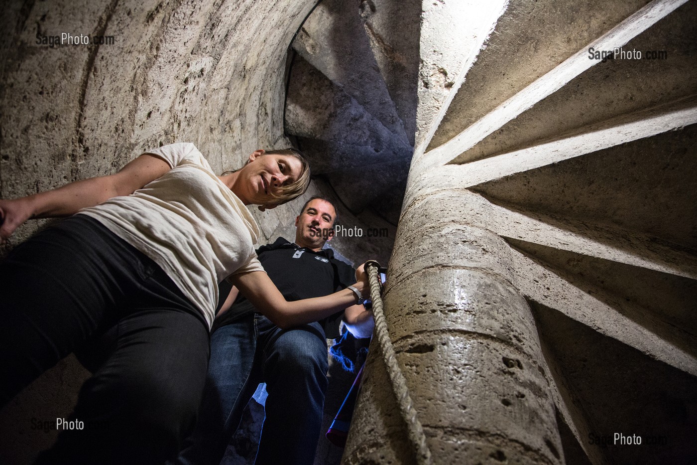 SOPHIE ET CHRISTOPHE DANS LES ESCALIERS DE LA TOUR DE LA CATHEDRALE NOTRE-DAME DE CHARTRES, PATRIMOINE MONDIAL DE L'UNESCO, EURE-ET-LOIR (28), FRANCE 