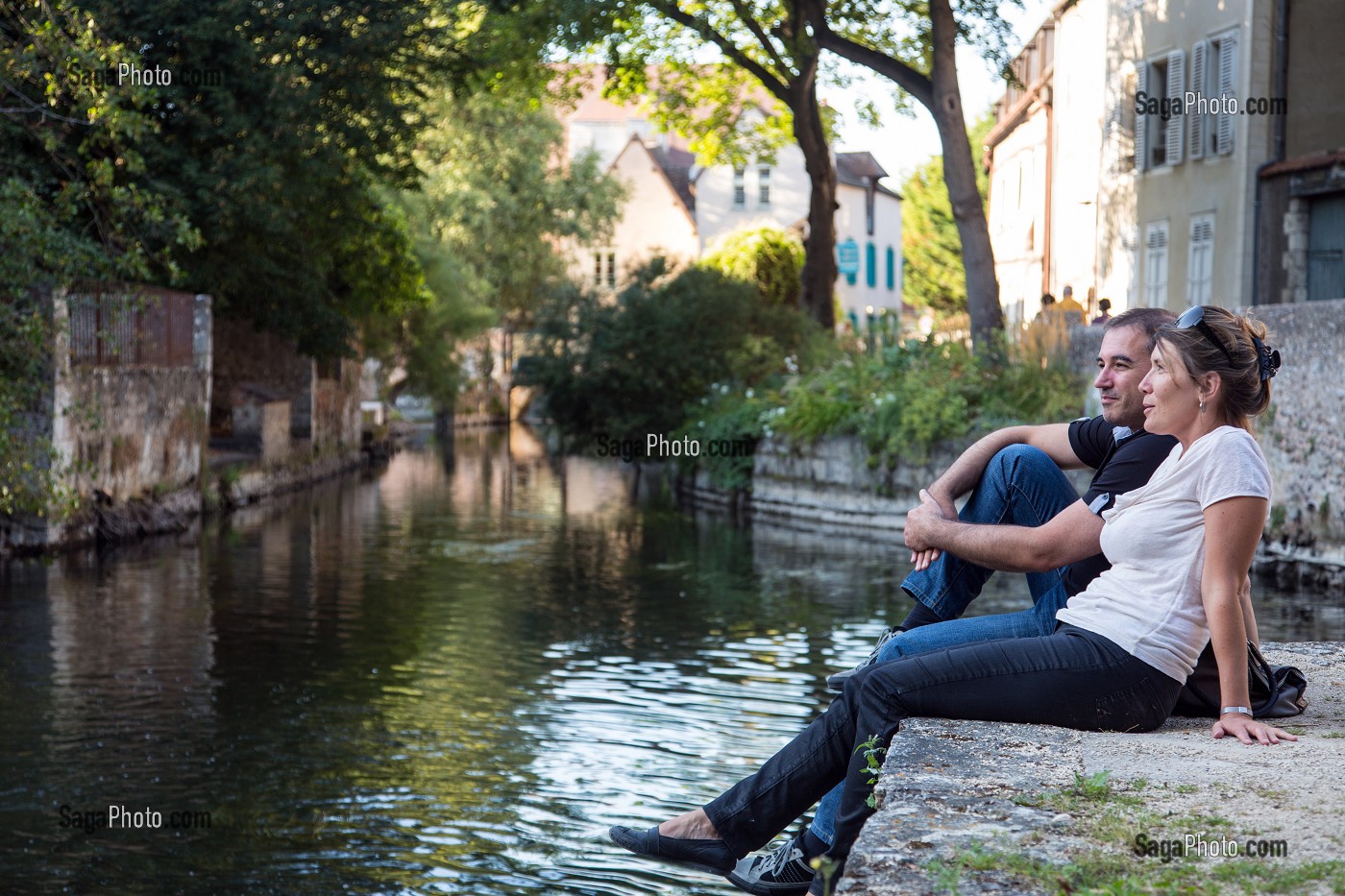 SOPHIE ET CHRISTOPHE FONT UNE PAUSE SUR LES BORDS DE L'EURE DANS LA BASSE VILLE DE CHARTRES, EURE-ET-LOIR (28), FRANCE 