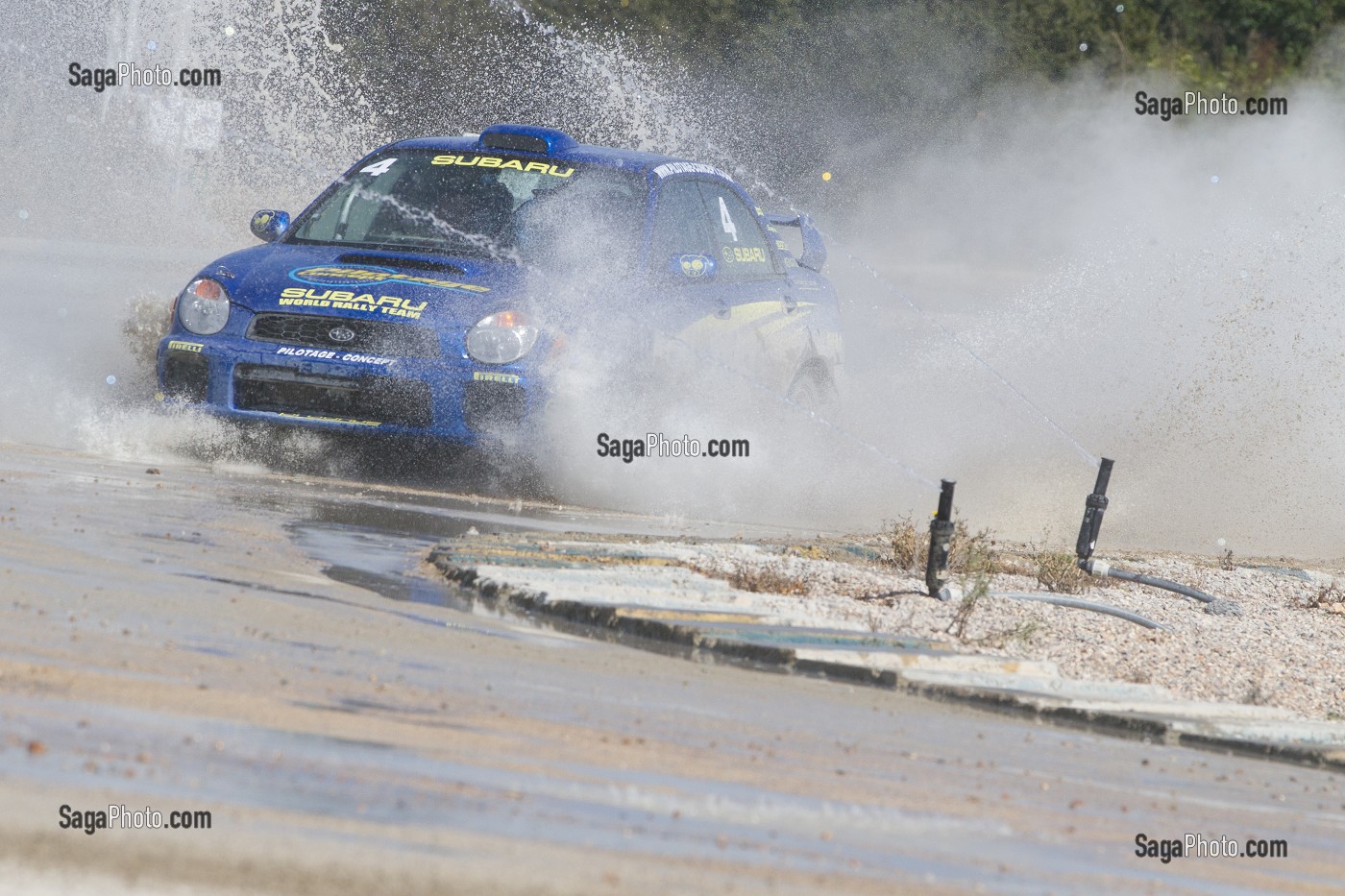 VOITURE SUBARU EN DERAPAGE SUR LA PISTE HUMIDE, STAGE DE PILOTAGE GT-RALLYE SUR CIRCUIT AUTOMOBILE, PRO-PULSION, DREUX, EURE-ET-LOIR (28), FRANCE 