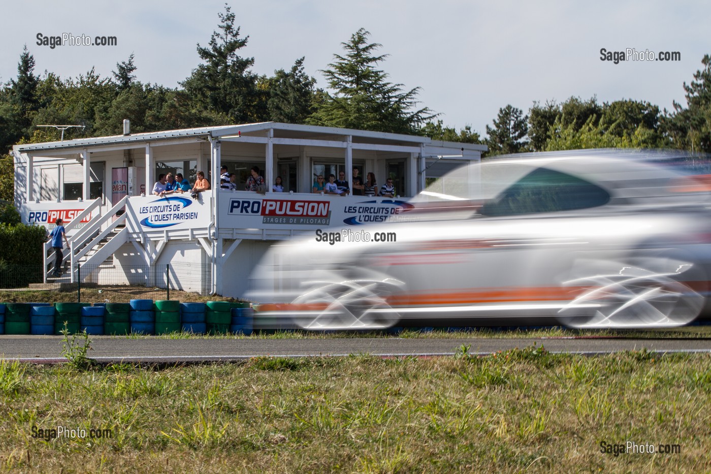 PORSCHE 997 GT3 SUR LA PISTE PASSANT DEVANT LES TRIBUNES DE SPECTATEURS, STAGE DE PILOTAGE SUR CIRCUIT AUTOMOBILE, PRO-PULSION, DREUX, EURE-ET-LOIR (28), FRANCE 