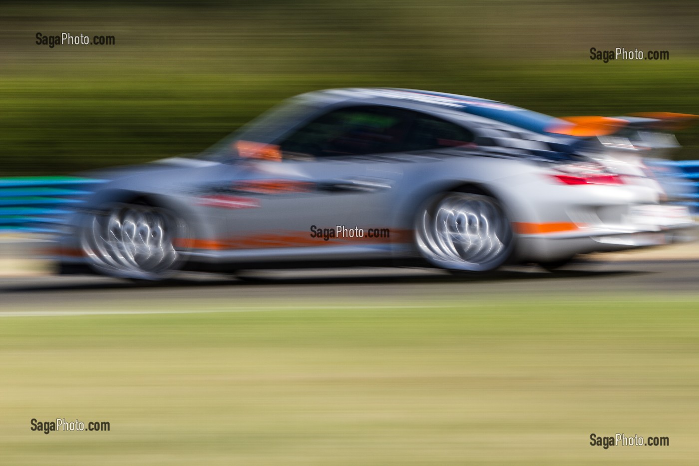 PORSCHE 997 GT3 SUR LA PISTE EN FOND FILE, STAGE DE PILOTAGE SUR CIRCUIT AUTOMOBILE, PRO-PULSION, DREUX, EURE-ET-LOIR (28), FRANCE 