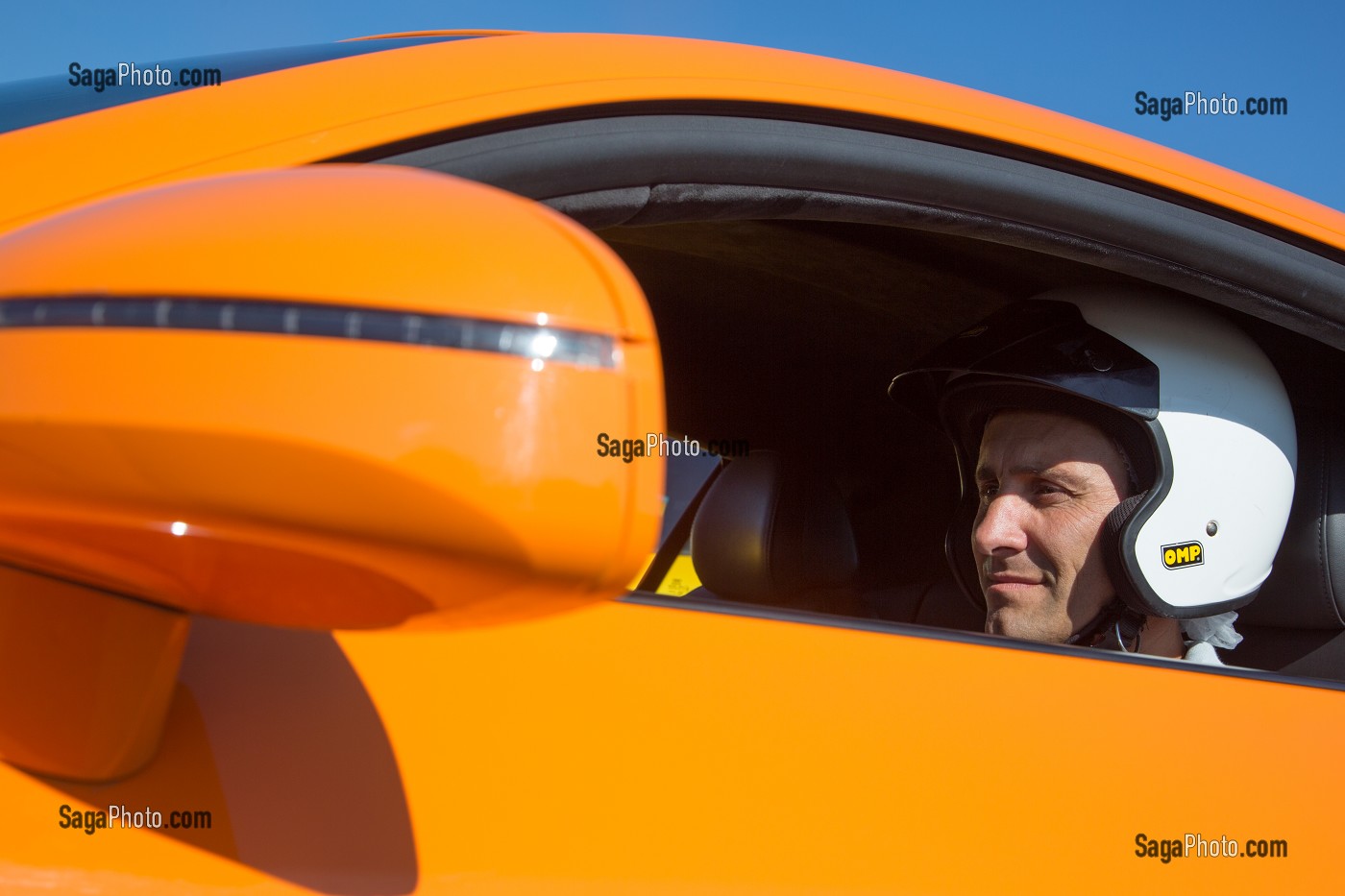 STAGIAIRE AU VOLANT D'UNE AUDI R8, STAGE DE PILOTAGE SUR CIRCUIT AUTOMOBILE, PRO-PULSION, DREUX, EURE-ET-LOIR (28), FRANCE 