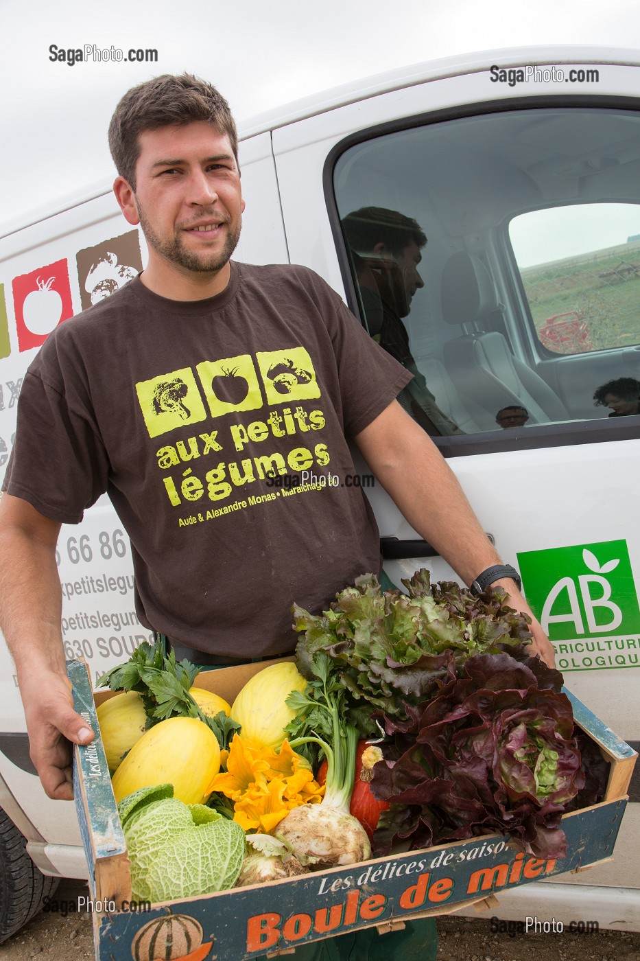 ALEXANDRE MORNAS, MARAICHER, AVEC SES PRODUITS ISSUS DE L'AGRICULTURE BIOLOGIQUE, MARAICHAGE BIOLOGIQUE AUX PETITS LEGUMES, BERCHERES-LES-PIERRES, EURE-ET-LOIR (28), FRANCE 