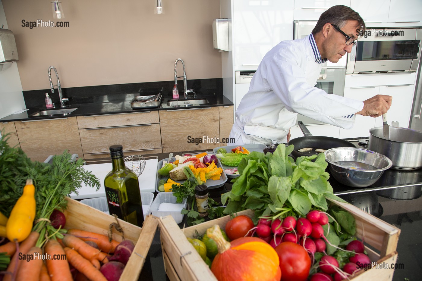 PREPARATION D'UN PLAT A BASE DE LEGUMES BIO PAR LAURENT CLEMENT, CHEF ETOILE DU RESTAURANT LE GRAND MONARQUE, CHARTRES, EURE-ET-LOIR (28), FRANCE 