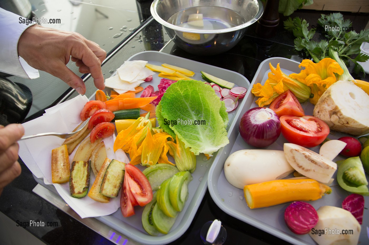 PREPARATION D'UN PLAT A BASE DE LEGUMES BIO PAR LAURENT CLEMENT, CHEF ETOILE DU RESTAURANT LE GRAND MONARQUE, CHARTRES, EURE-ET-LOIR (28), FRANCE 