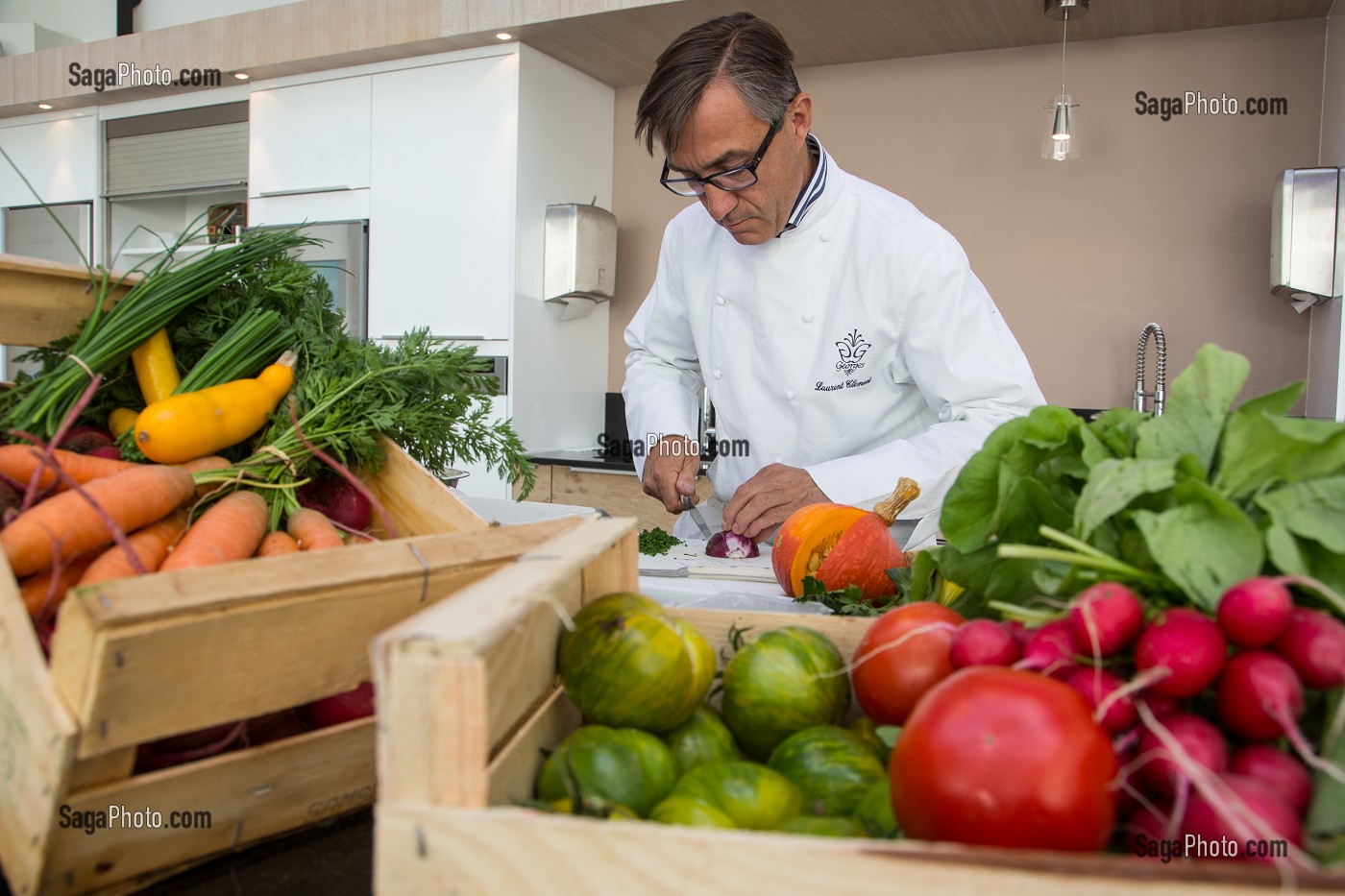 PREPARATION D'UN PLAT A BASE DE LEGUMES BIO PAR LAURENT CLEMENT, CHEF ETOILE DU RESTAURANT LE GRAND MONARQUE, CHARTRES, EURE-ET-LOIR (28), FRANCE 