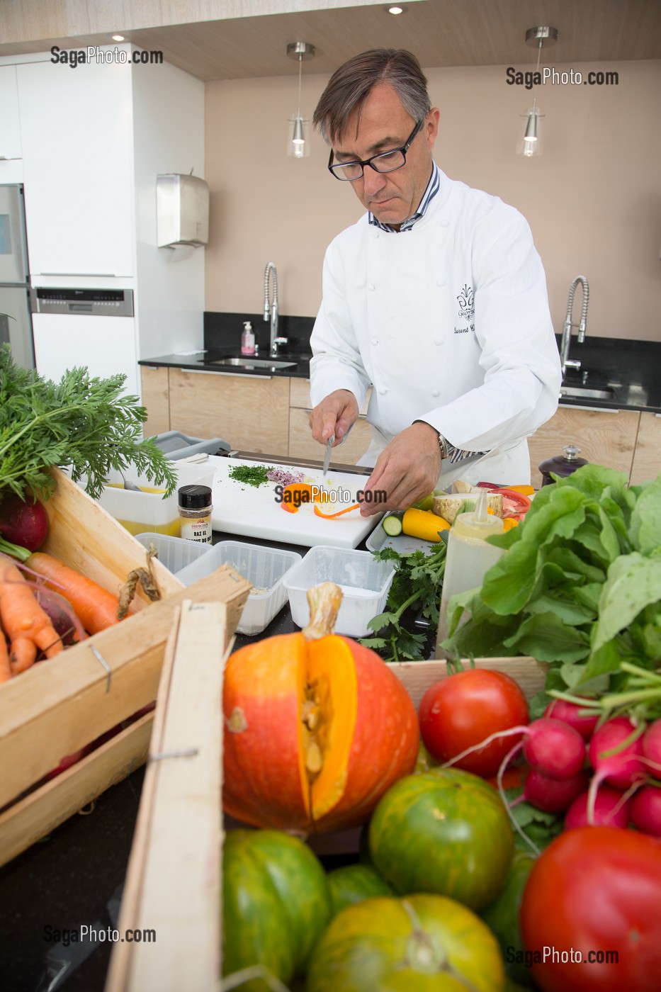 PREPARATION D'UN PLAT A BASE DE LEGUMES BIO PAR LAURENT CLEMENT, CHEF ETOILE DU RESTAURANT LE GRAND MONARQUE, CHARTRES, EURE-ET-LOIR (28), FRANCE 