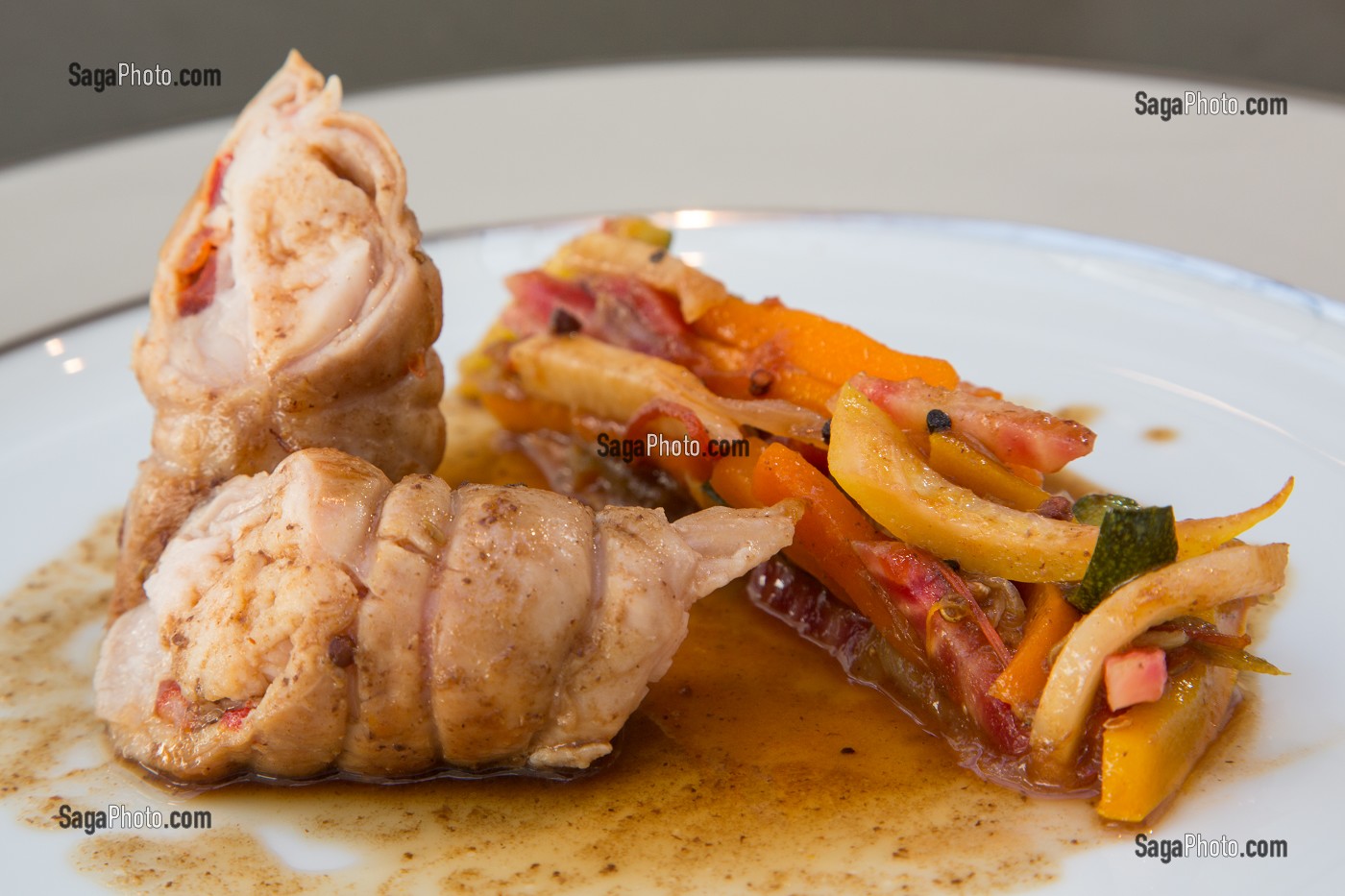 DOS DE LAPIN ACCOMPAGNES DE LEGUMES PRIMEURS BIO ET ARROSE DE MIEL, PLAT CUISINE PAR LAURENT CLEMENT, CHEF ETOILE DU RESTAURANT LE GRAND MONARQUE, CHARTRES, EURE-ET-LOIR (28), FRANCE 