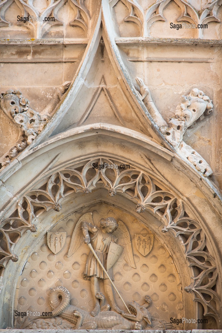 L'ARCHANGE SAINT-MICHEL TERRASSANT LE DRAGON, FACADE DU CHATEAU DE MAINTENON, EURE-ET-LOIR (28), FRANCE 