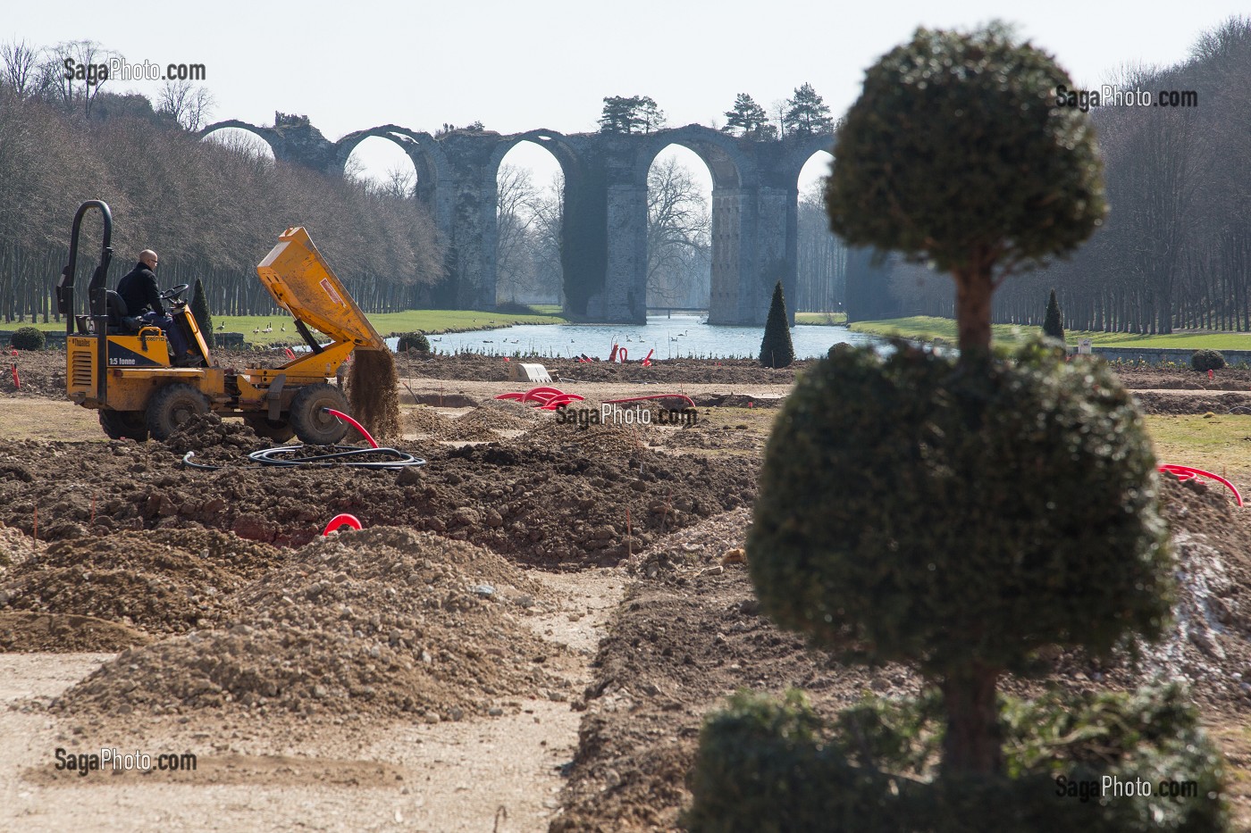 TRAVAUX DE TERRASSEMENT DU NOUVEAU JARDIN SUIVANT LES PLAN DE ANDRE LE NOTRE, CHATEAU DE MAINTENON, EURE-ET-LOIR (28), FRANCE 