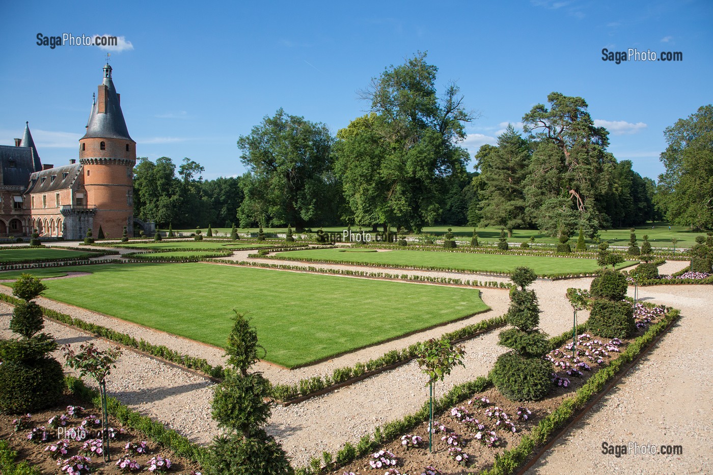 JARDINS A LA FRANCAISE DESSINES SUIVANT LES PLANS D'ANDRE LE NOTRE JARDINIER DU ROI LOUIS XIV, CHATEAU DE MAINTENON, EURE-ET-LOIR (28), FRANCE 