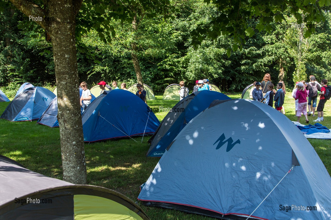 INSTALLATION DE TENTES POUR UN GROUPE D'ENFANTS, CAMPING DU PERCHE, FONTAINE-SIMON, EURE-ET-LOIR (28), FRANCE 