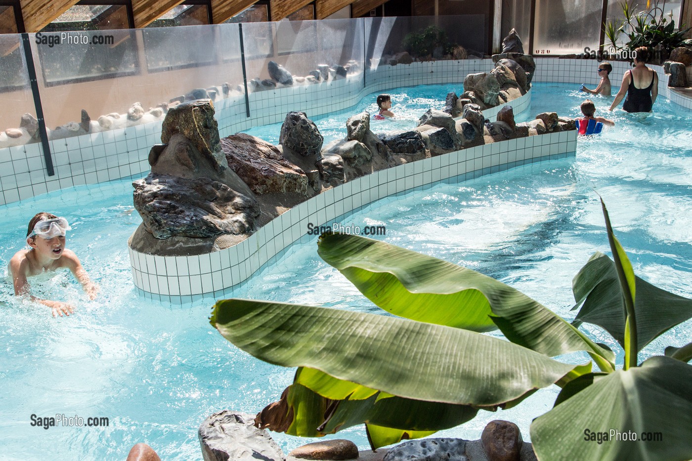 PISCINE A COURANT, JEUX D'EAU AU PARC AQUATIQUE DU PERCHE, FONTAINE-SIMON, EURE-ET-LOIR (28), FRANCE 