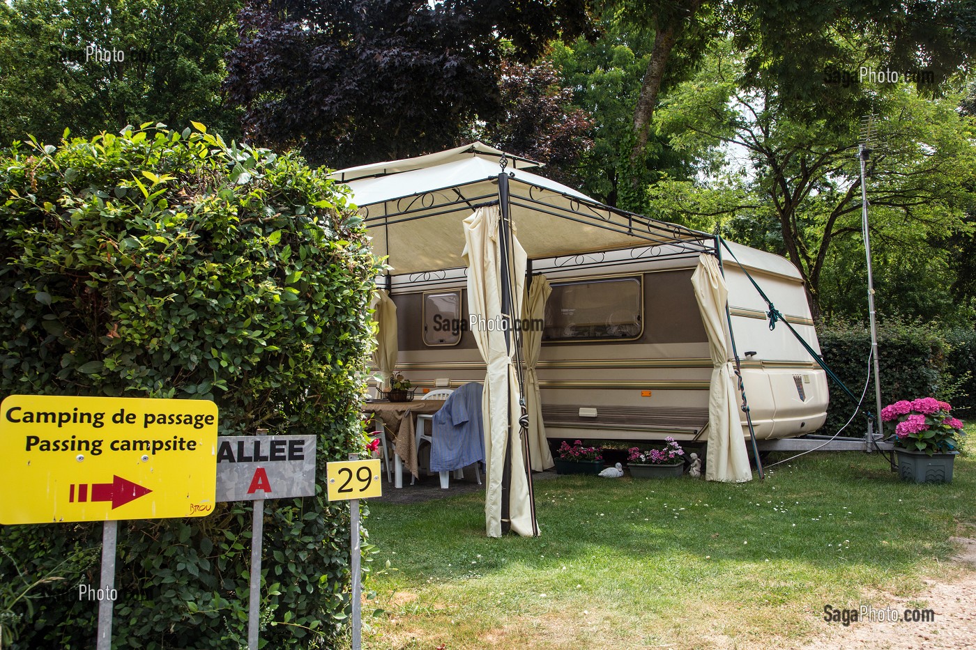 ZONE DE PASSAGE POUR CARAVANE ET CAMPING-CAR, CAMPING PARC DE LOISIRS DE BROU, EURE-ET-LOIR (28), FRANCE 