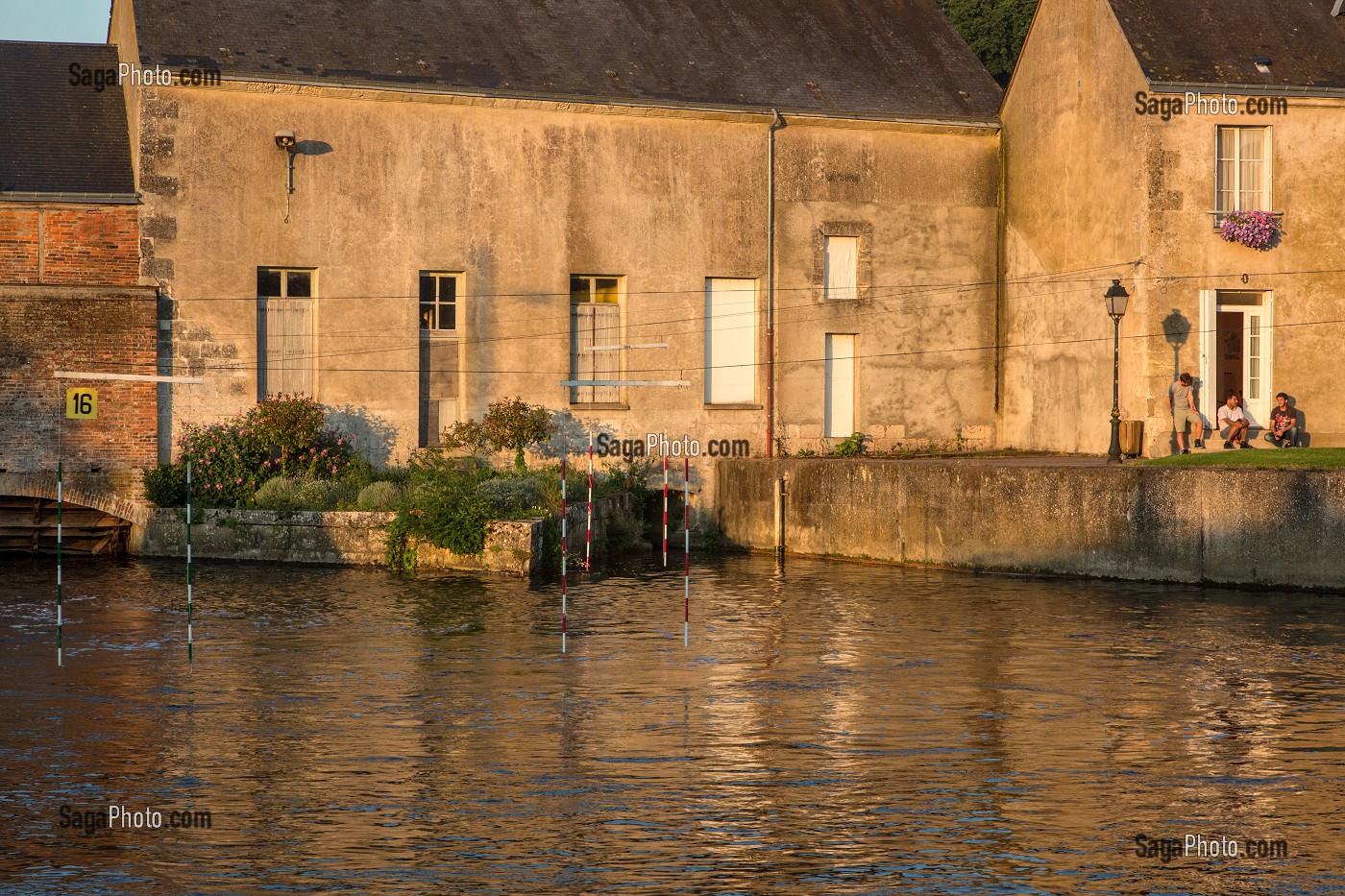 BORDS DU LOIR AVEC LA MAISON DU MOULIN ET LE PARCOURS DE CANOE, EURE-ET-LOIR (28), FRANCE 