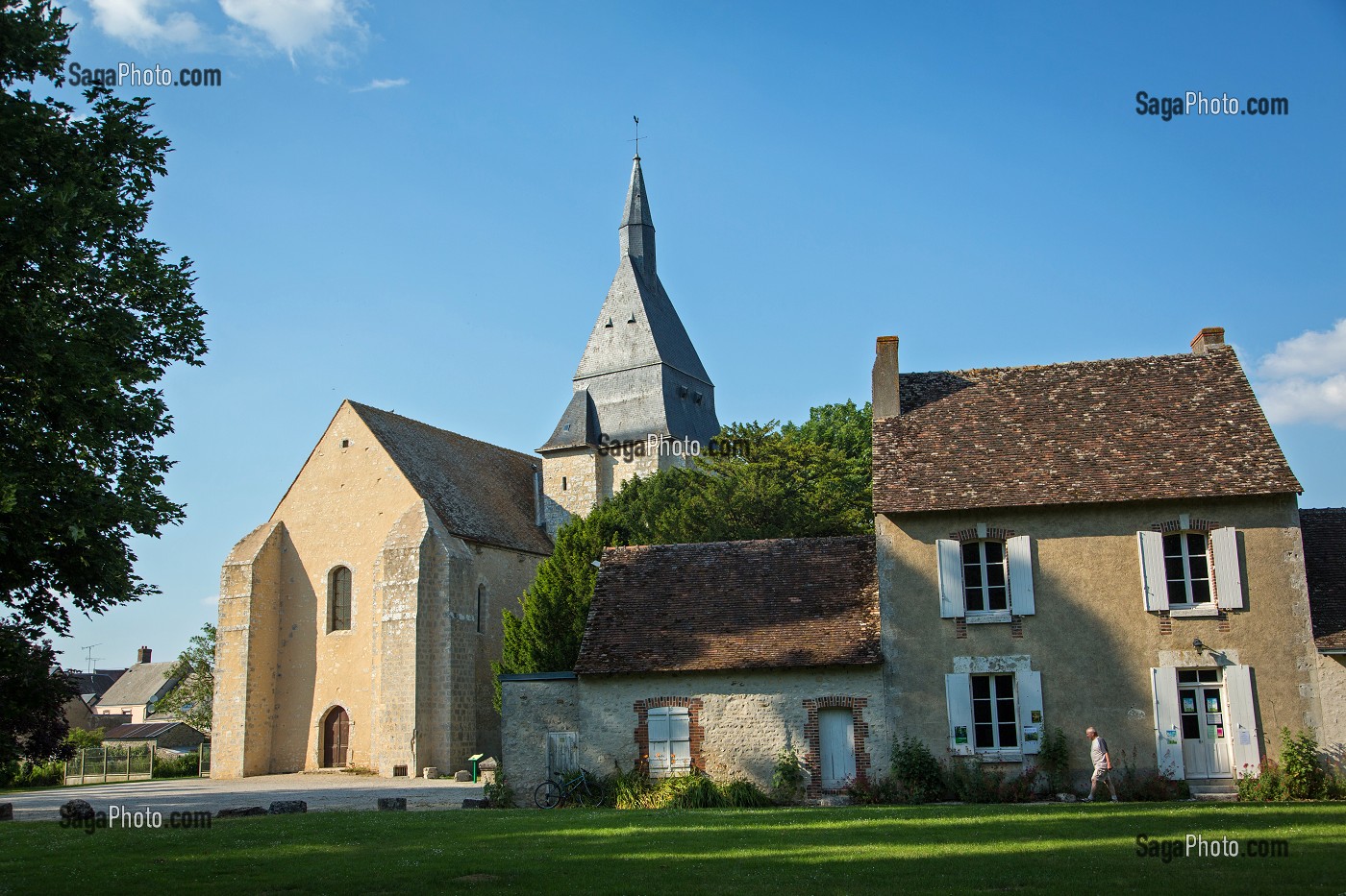 EGLISE SAINT-MARTIN BATIE AU 12EME SIECLE ET SON PRESBYTERE REHABILITE EN ECOMUSEE DE LA VALLEE DE L'AIGRE, LA FERTE-VILLENEUIL, EURE-ET-LOIR (28), FRANCE 