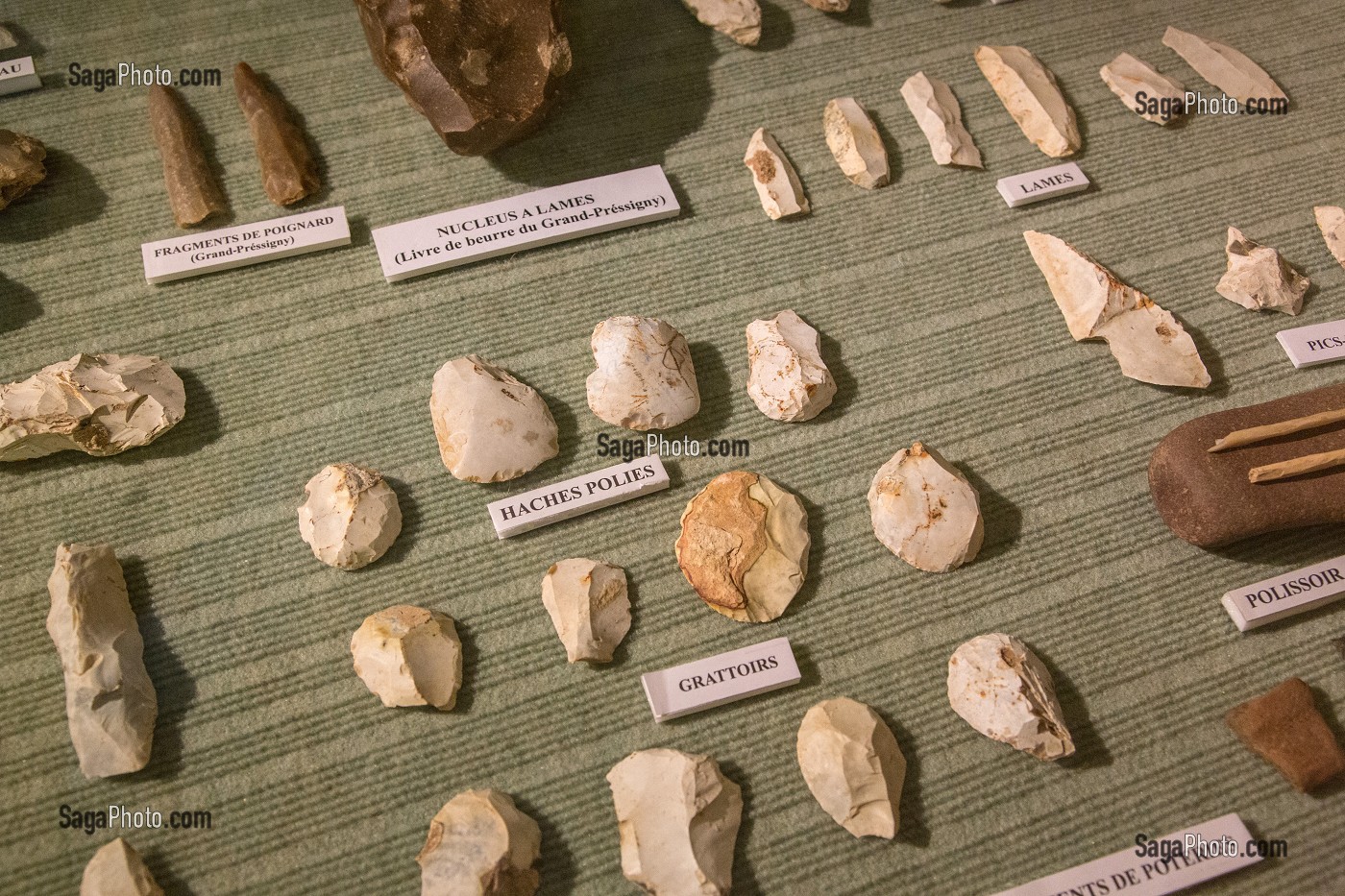 OUTILS PREHISTORIQUES EN PIERRE TAILLEE, SALLE ARCHEOLOGIQUE, ECOMUSEE DE LA VALLEE DE L'AIGRE, LA FERTE-VILLENEUIL, EURE-ET-LOIR (28), FRANCE 