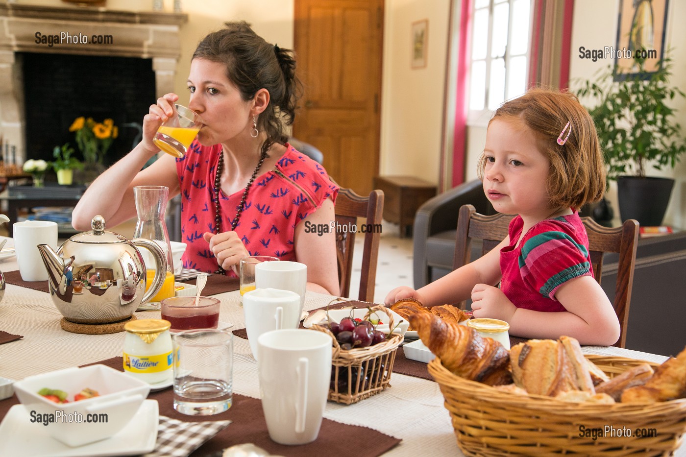 PETIT-DEJEUNER EN FAMILLE A LA MAISON D'HOTES LA PLACE SAINT-MARTIN, MARBOUE, EURE-ET-LOIR (28), FRANCE 