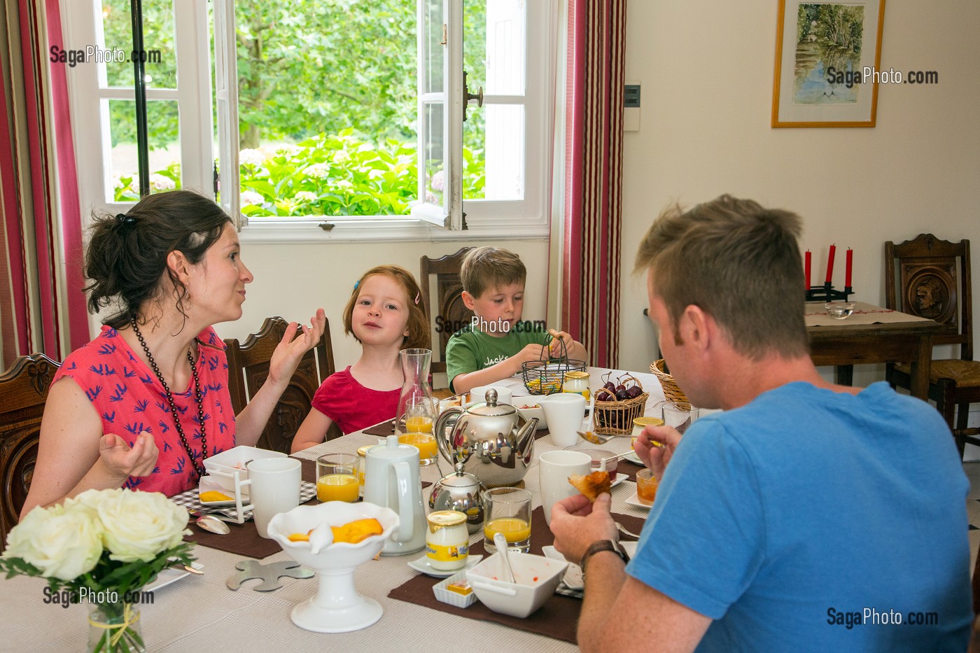PETIT-DEJEUNER EN FAMILLE A LA MAISON D'HOTES LA PLACE SAINT-MARTIN, MARBOUE, EURE-ET-LOIR (28), FRANCE 