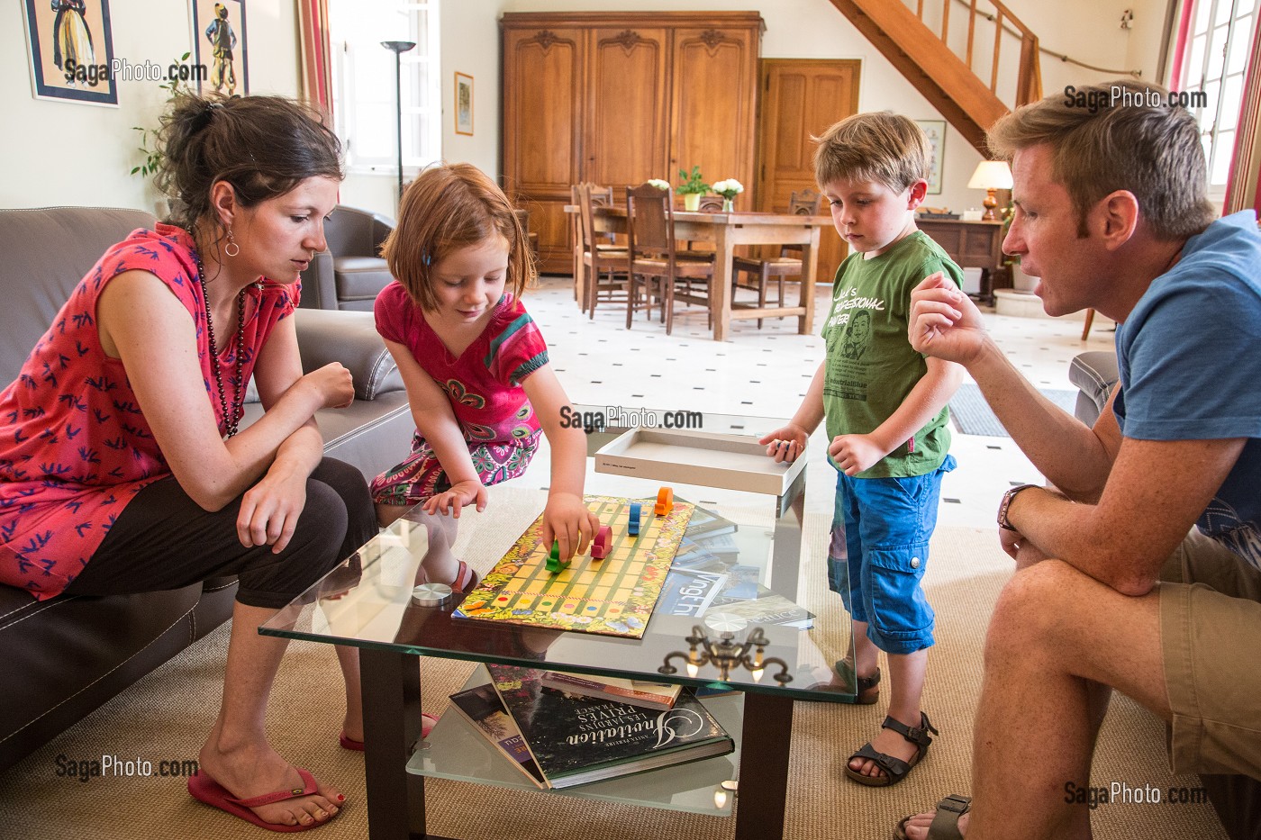JEUX DE SOCIETE EN FAMILLE, MAISON D'HOTES LA PLACE SAINT-MARTIN, MARBOUE, EURE-ET-LOIR (28), FRANCE 