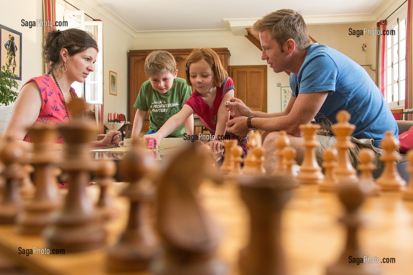 JEUX DE SOCIETE EN FAMILLE, MAISON D'HOTES LA PLACE SAINT-MARTIN, MARBOUE, EURE-ET-LOIR (28), FRANCE 
