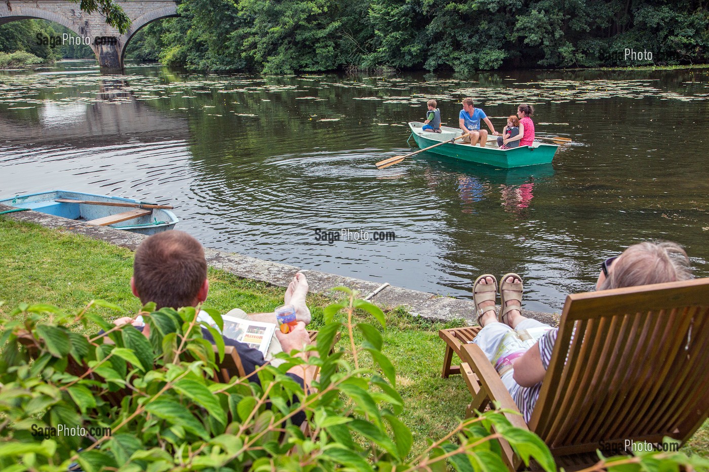 PROMENADE EN BARQUE SUR LE LOIR ET DETENTE DANS LE JARDIN DE LA MAISON D'HOTES LA PLACE SAINT-MARTIN, MARBOUE, EURE-ET-LOIR (28), FRANCE 