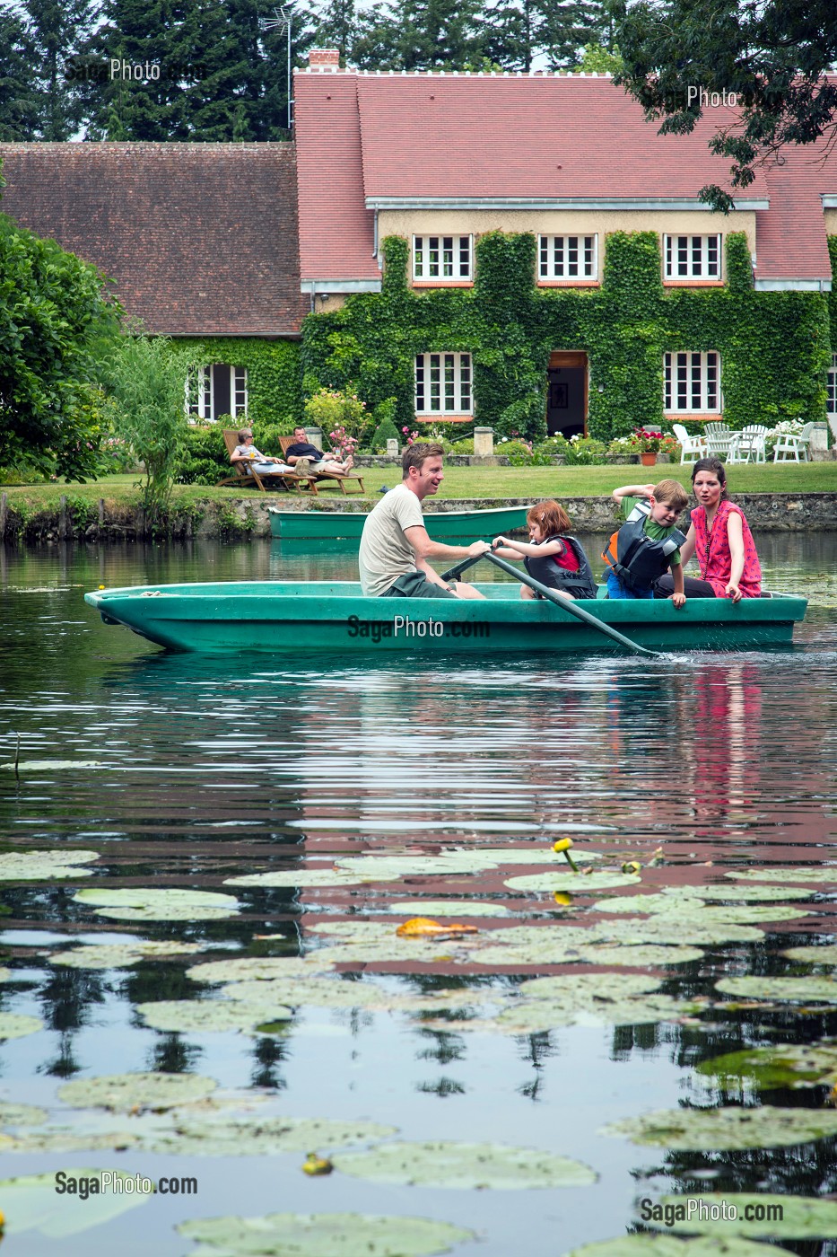 PROMENADE EN BARQUE SUR LE LOIR DEVANT LA MAISON D'HOTES LA PLACE SAINT-MARTIN, MARBOUE, EURE-ET-LOIR (28), FRANCE 