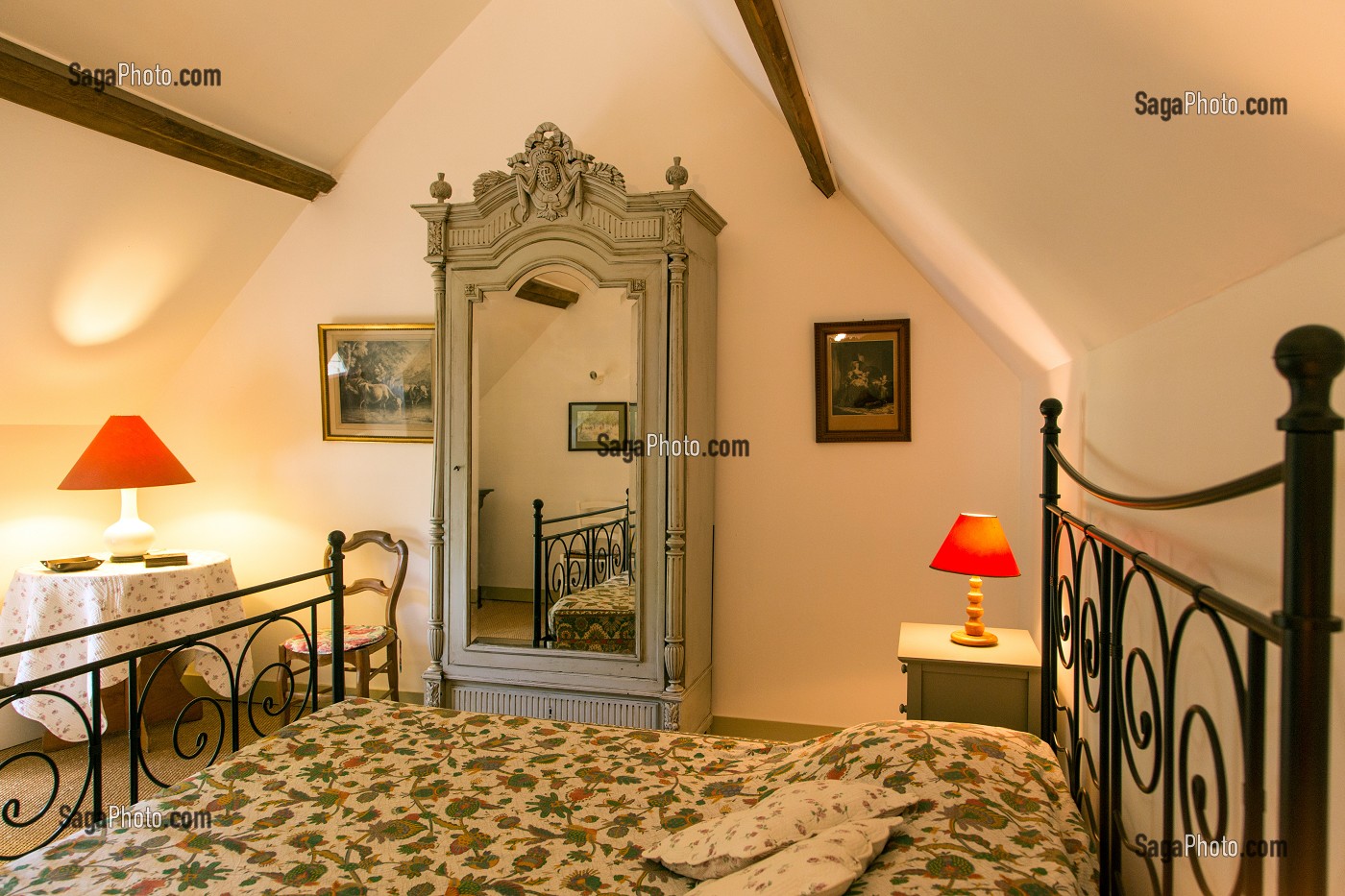 CHAMBRE, GITE DE LA GRANGE A PAIN DANS LE PARC DE L'ANCIEN PRIEURE DE BOUCHE D'AIGRE, ROMILLY-SUR-AIGRE, EURE-ET-LOIR (28), FRANCE 