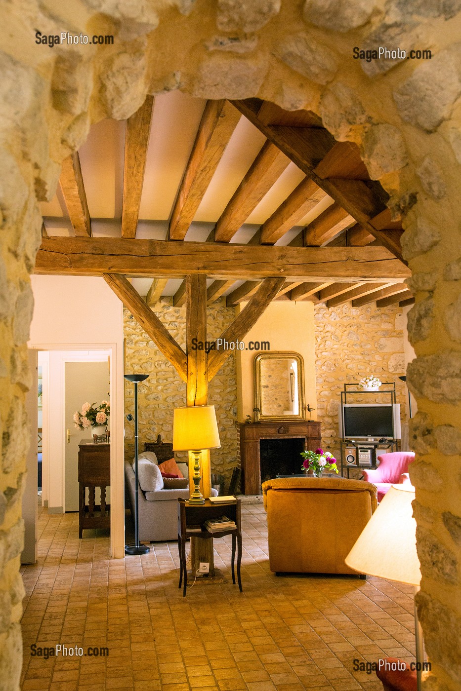 SALON, GITE DE LA GRANGE A PAIN DANS LE PARC DE L'ANCIEN PRIEURE DE BOUCHE D'AIGRE, ROMILLY-SUR-AIGRE, EURE-ET-LOIR (28), FRANCE 