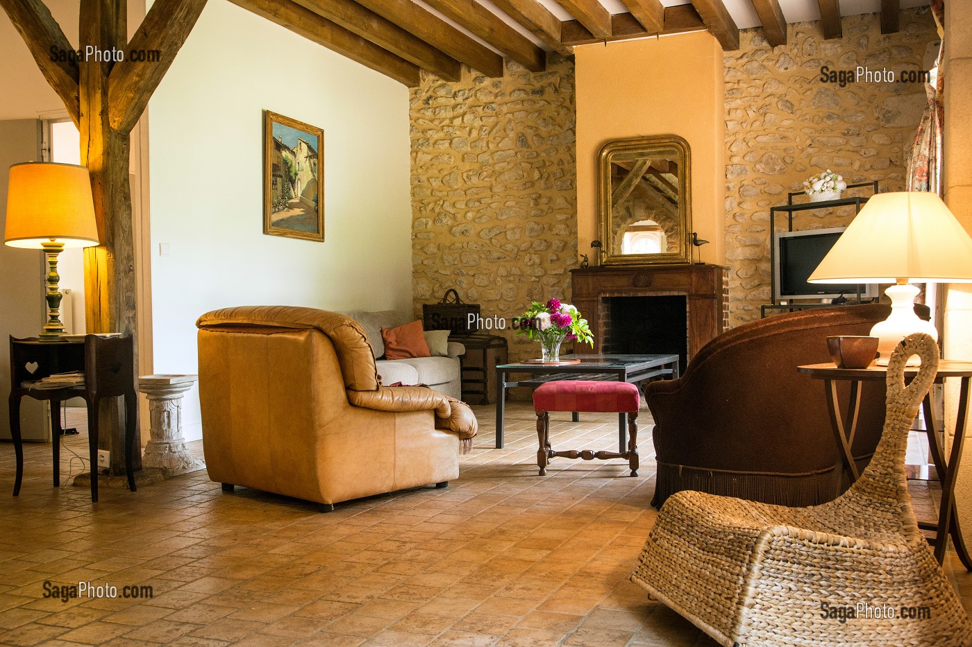 SALON, GITE DE LA GRANGE A PAIN DANS LE PARC DE L'ANCIEN PRIEURE DE BOUCHE D'AIGRE, ROMILLY-SUR-AIGRE, EURE-ET-LOIR (28), FRANCE 