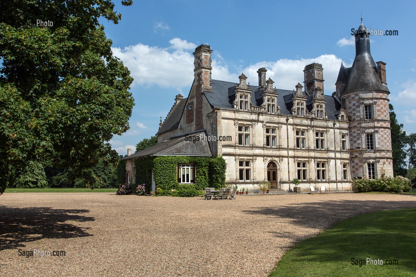 PRIEURE DE BOUCHE D'AIGRE, EDIFICE DU 12EME SIECLE TRANSFORME AUX 16EME ET 19EME SIECLES, ABRITANT AUJOURD'HUI DES CHAMBRES D'HOTES DE CHARME, ROMILLY-SUR-AIGRE, EURE-ET-LOIR (28), FRANCE 