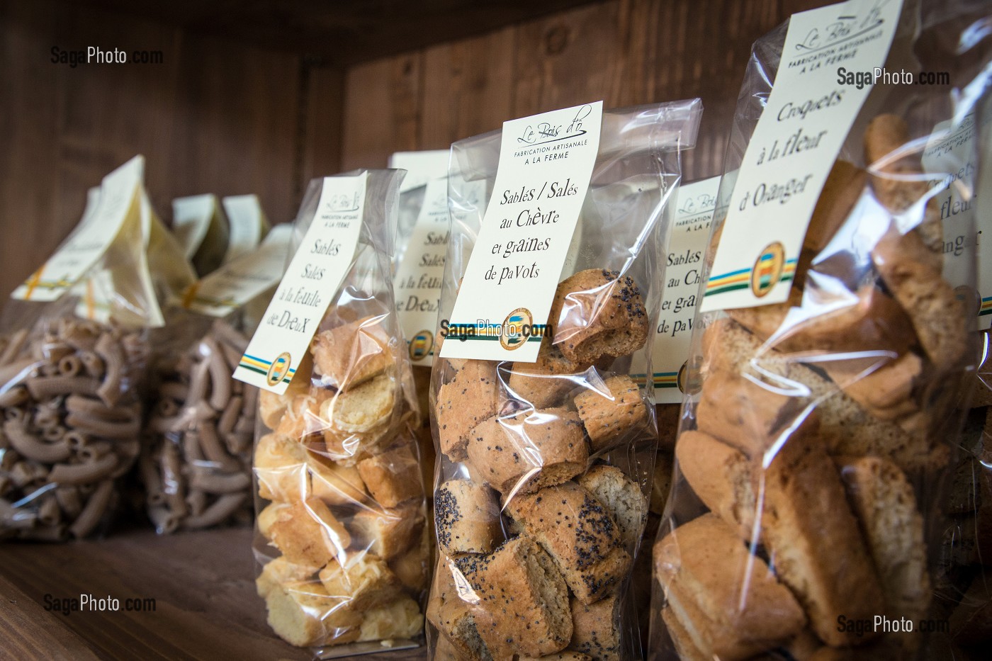 SABLES AU CHEVRE ET GRAINES DE PAVOTS, PRODUITS ALIMENTAIRES LABELLISES TERRES D'EURE-ET-LOIR, ETAL DE LA BOUTIQUE 'LE MARCHE GOURMAND DE MAITRE COCHON', AUBERGE GRAND'MAISON, MEAUCE, EURE-ET-LOIR (28), FRANCE 