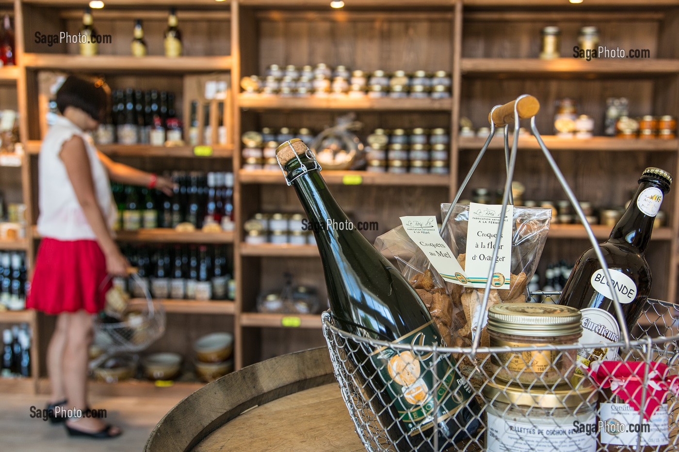 PRODUITS DU TERROIR LABELLISES TERRES D'EURE-ET-LOIR, ETAL DE LA BOUTIQUE 'LE MARCHE GOURMAND DE MAITRE COCHON', AUBERGE GRAND'MAISON, MEAUCE, EURE-ET-LOIR (28), FRANCE 