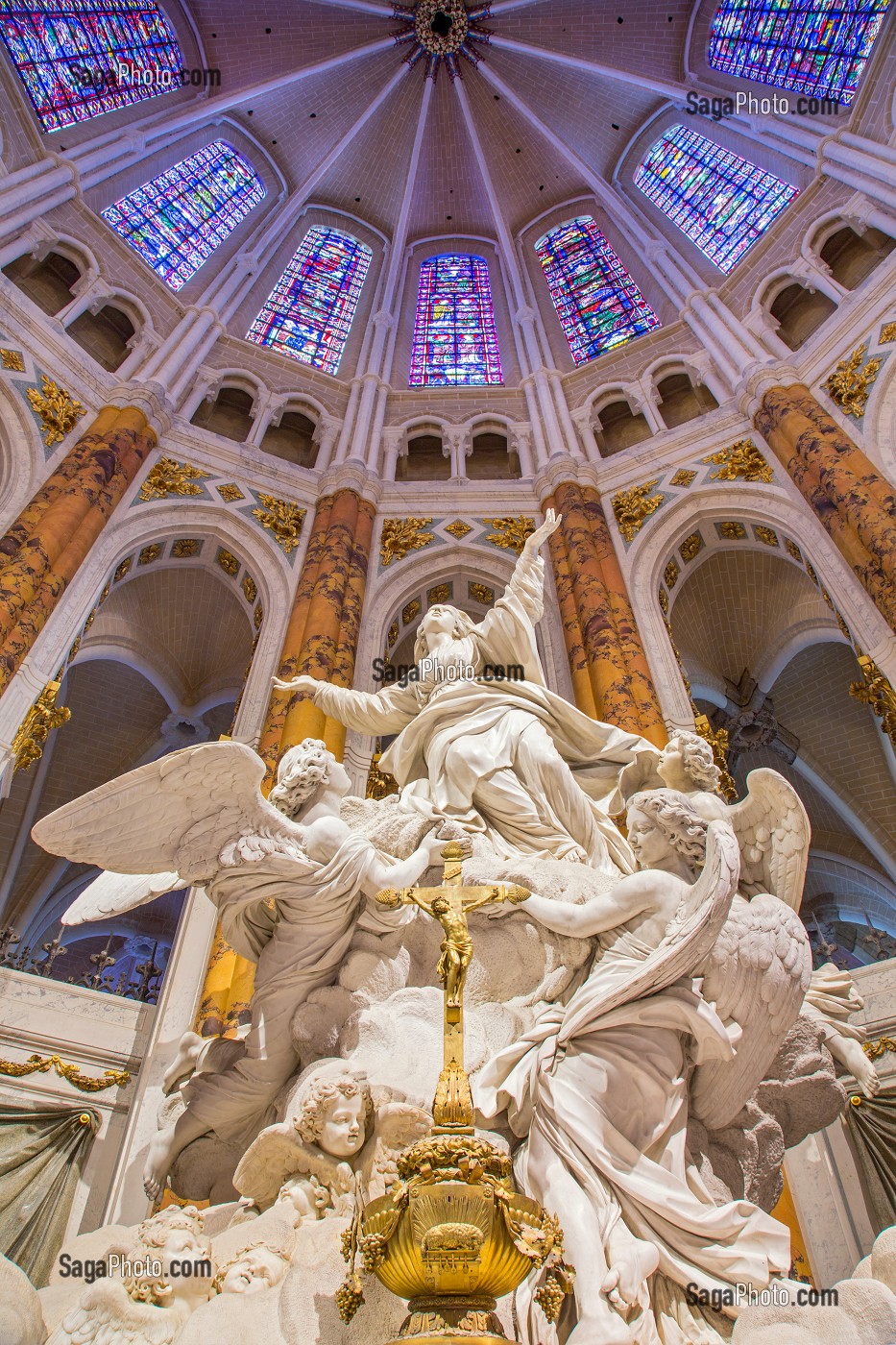 LE CHOEUR AVEC LA STATUE DE L'ASSOMPTION DE LA VIERGE DU SCULPTEUR CHARLES-ANTOINE BRIDAN EN MARBRE DE CARRARE, INTERIEUR DE LA CATHEDRALE NOTRE-DAME DE CHARTRES, CLASSEE AU PATRIMOINE MONDIAL DE L'UNESCO, EURE-ET-LOIR (28), FRANCE 