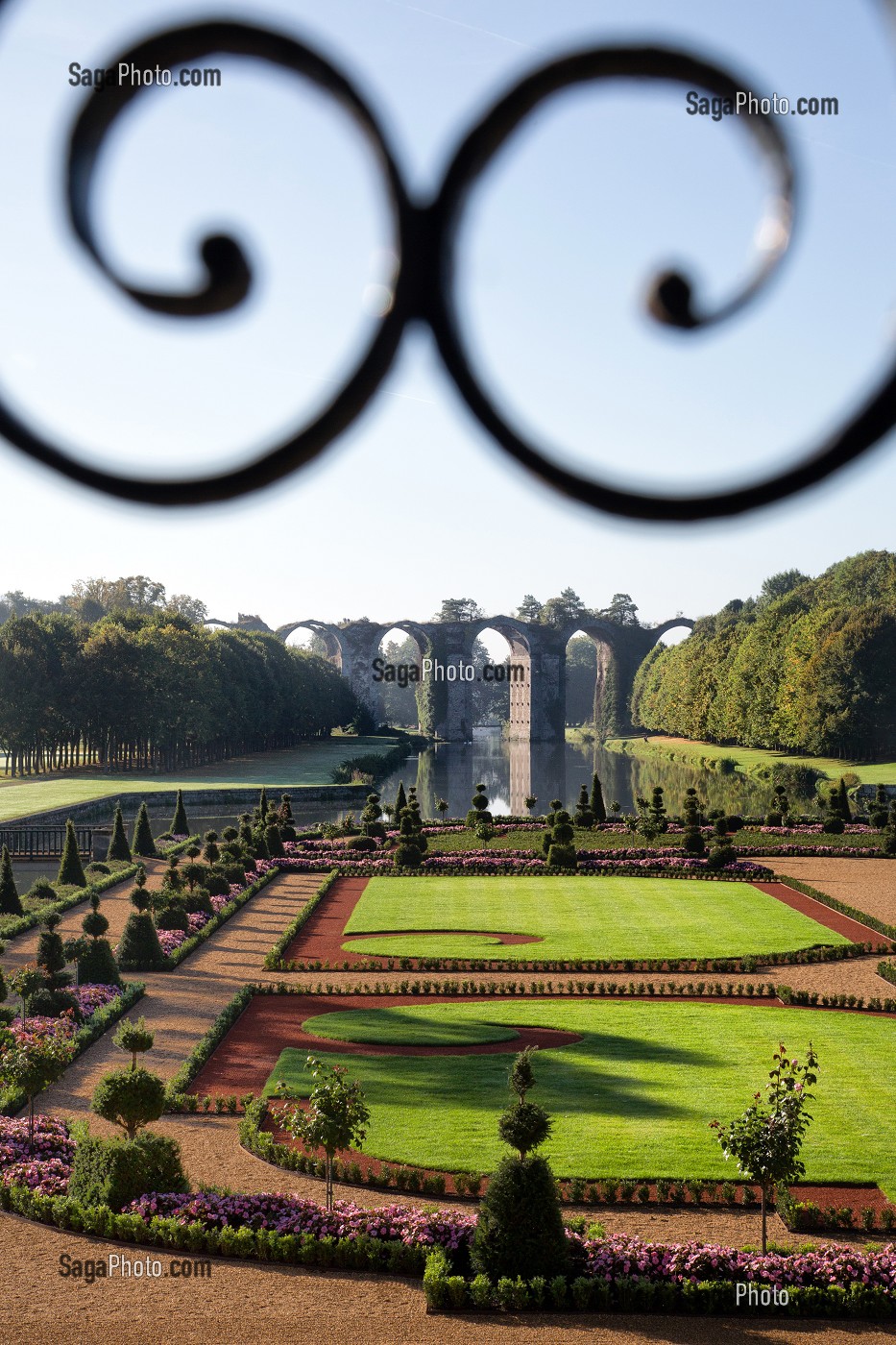 JARDINS A LA FRANCAISE DESSINES SUIVANT LES PLANS D'ANDRE LE NOTRE JARDINIER DU ROI LOUIS XIV, CHATEAU DE MAINTENON, EURE-ET-LOIR (28), FRANCE 