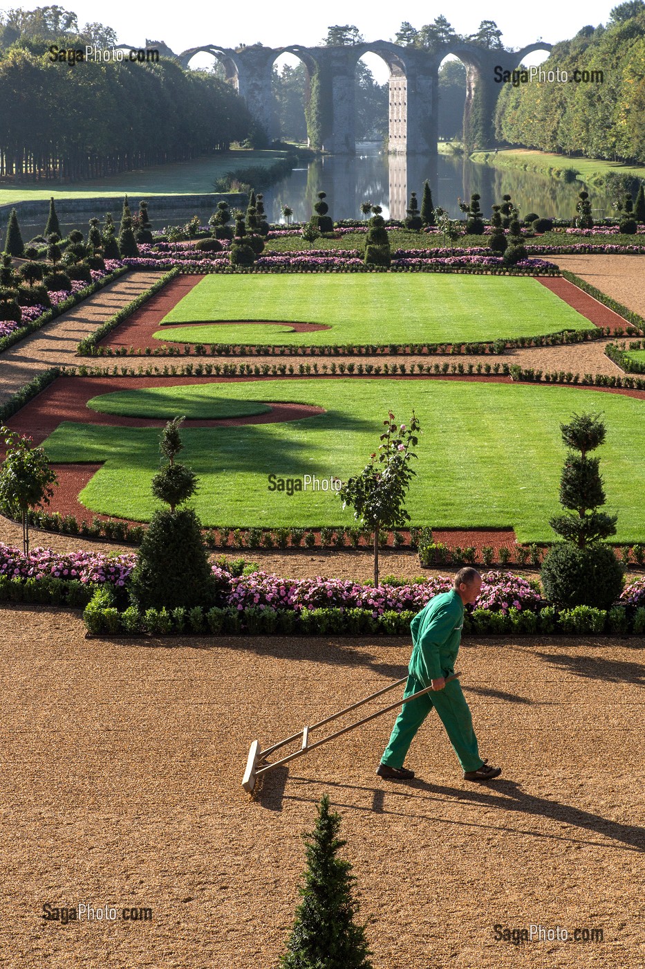 JARDINS A LA FRANCAISE DESSINES SUIVANT LES PLANS D'ANDRE LE NOTRE JARDINIER DU ROI LOUIS XIV, CHATEAU DE MAINTENON, EURE-ET-LOIR (28), FRANCE 