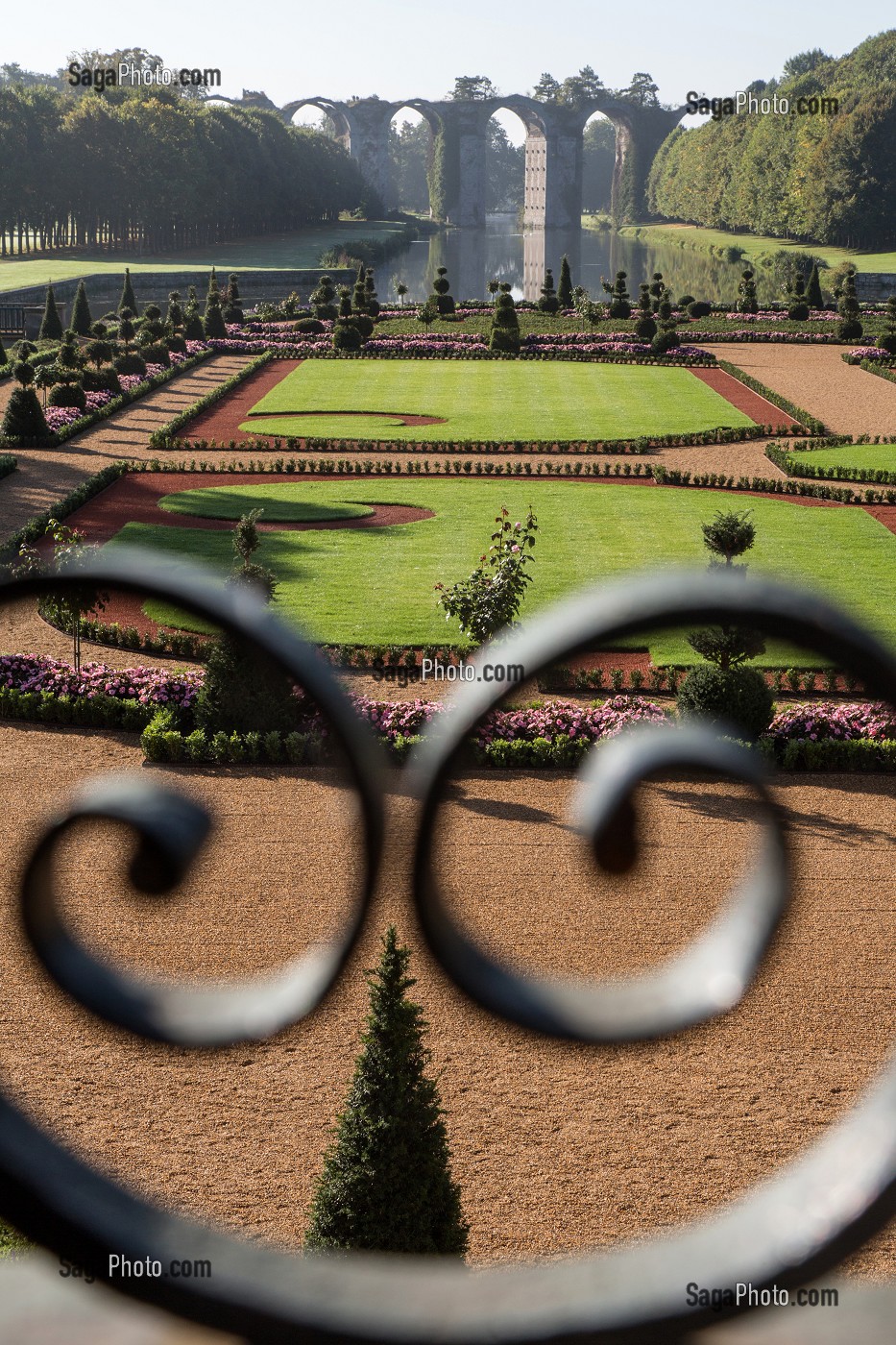 JARDINS A LA FRANCAISE DESSINES SUIVANT LES PLANS D'ANDRE LE NOTRE JARDINIER DU ROI LOUIS XIV, CHATEAU DE MAINTENON, EURE-ET-LOIR (28), FRANCE 
