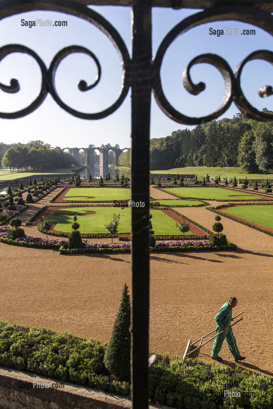 JARDINS A LA FRANCAISE DESSINES SUIVANT LES PLANS D'ANDRE LE NOTRE JARDINIER DU ROI LOUIS XIV, CHATEAU DE MAINTENON, EURE-ET-LOIR (28), FRANCE 