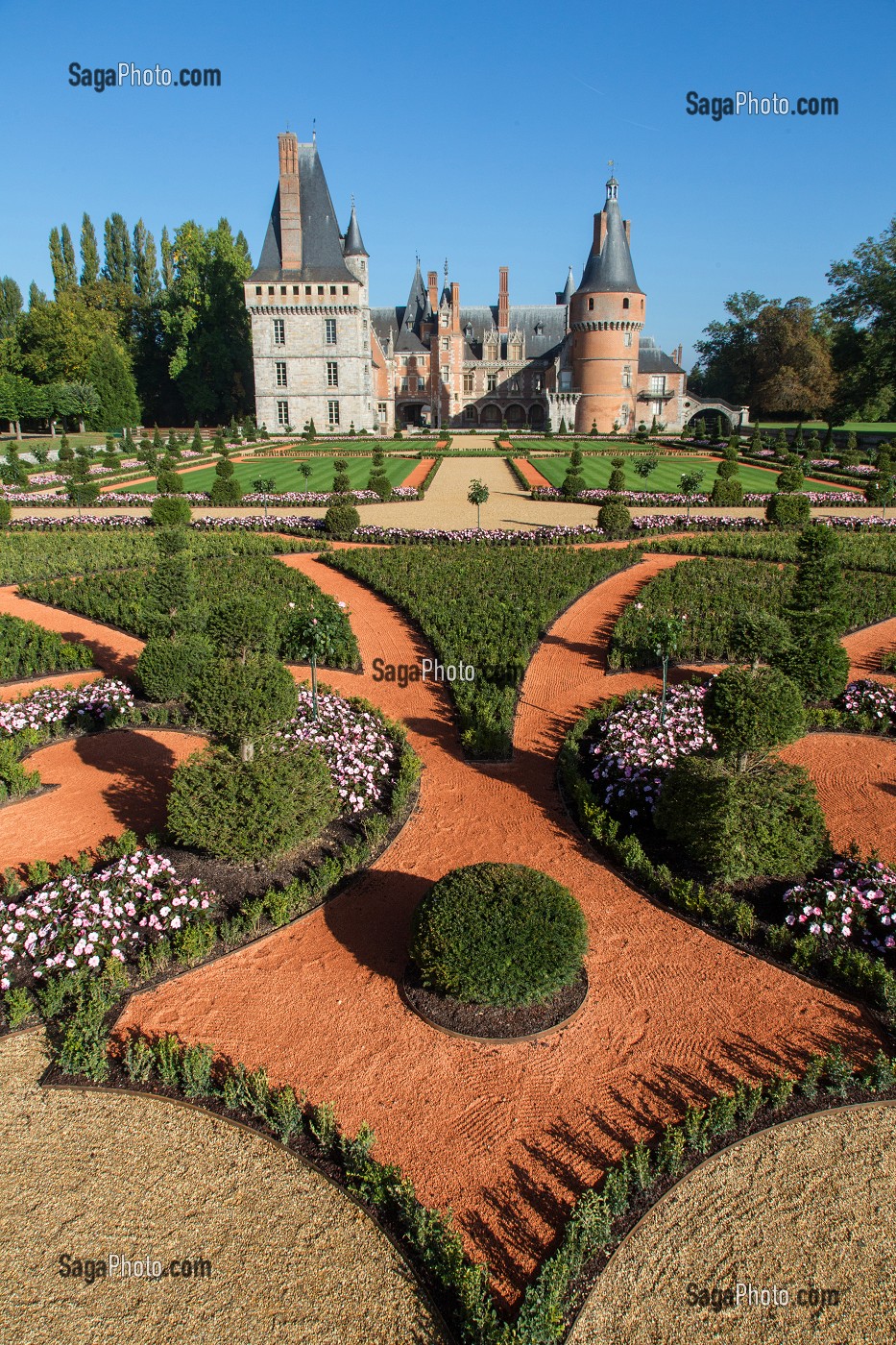 JARDINS A LA FRANCAISE DESSINES SUIVANT LES PLANS D'ANDRE LE NOTRE JARDINIER DU ROI LOUIS XIV, CHATEAU DE MAINTENON, EURE-ET-LOIR (28), FRANCE 