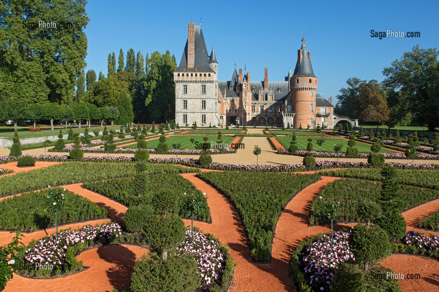JARDINS A LA FRANCAISE DESSINES SUIVANT LES PLANS D'ANDRE LE NOTRE JARDINIER DU ROI LOUIS XIV, CHATEAU DE MAINTENON, EURE-ET-LOIR (28), FRANCE 